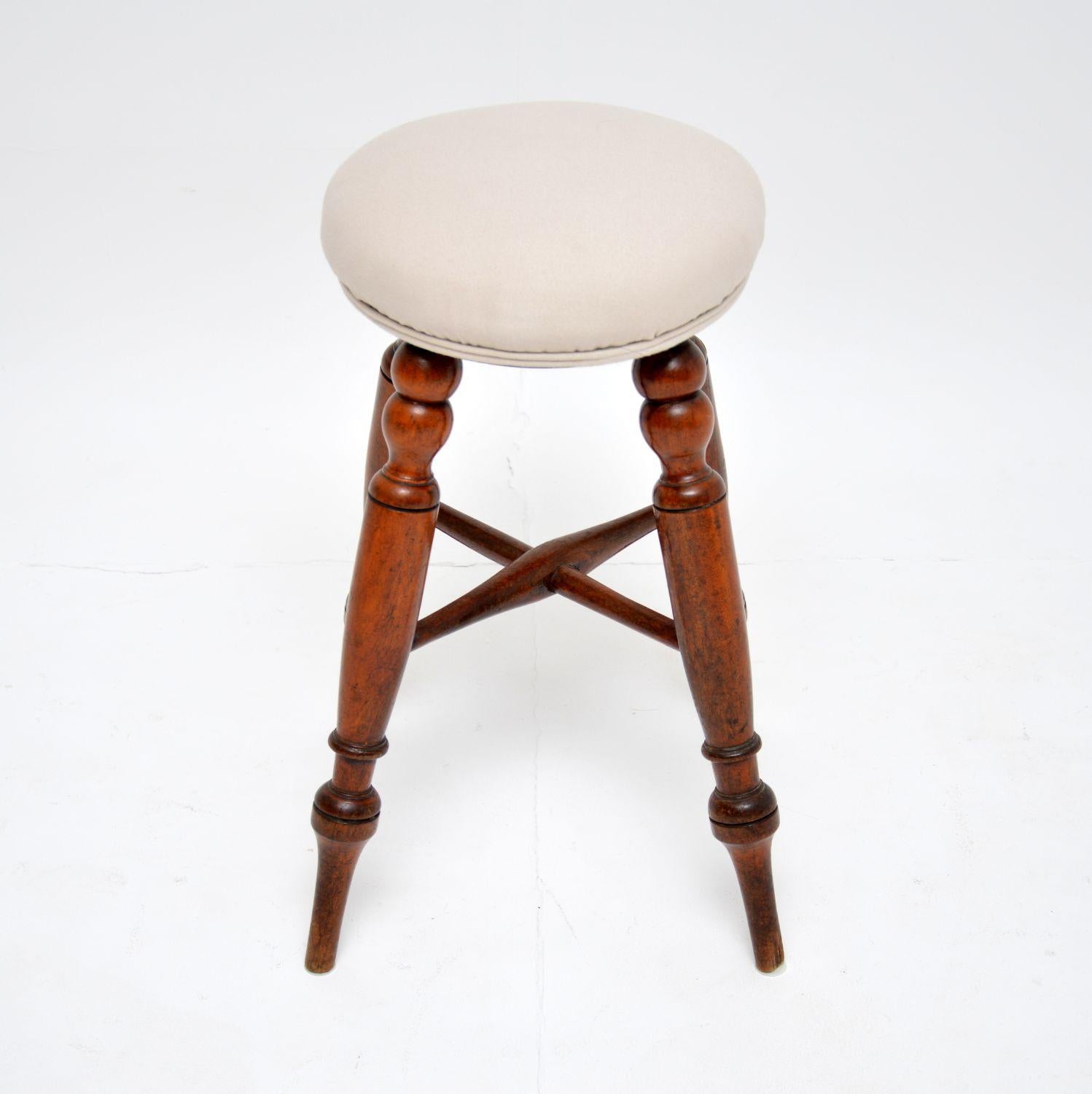 Un charmant tabouret ancien d'époque victorienne. Fabriqué en Angleterre, il date des années 1860-1880.

Il est d'excellente qualité, avec des pieds joliment tournés et une base à croisillons pour plus de stabilité.

Le bois a été repoli et l'assise