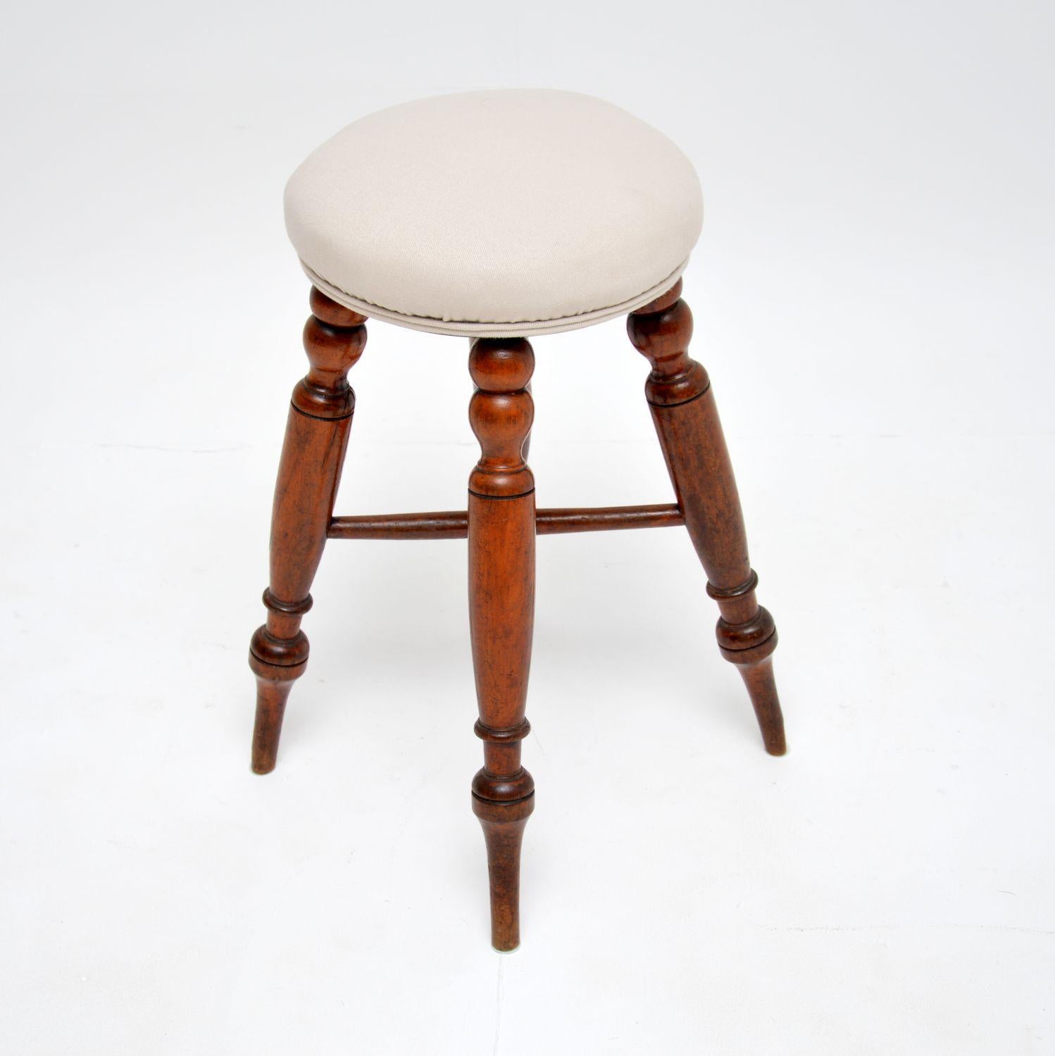 retapisser un tabouret ancien