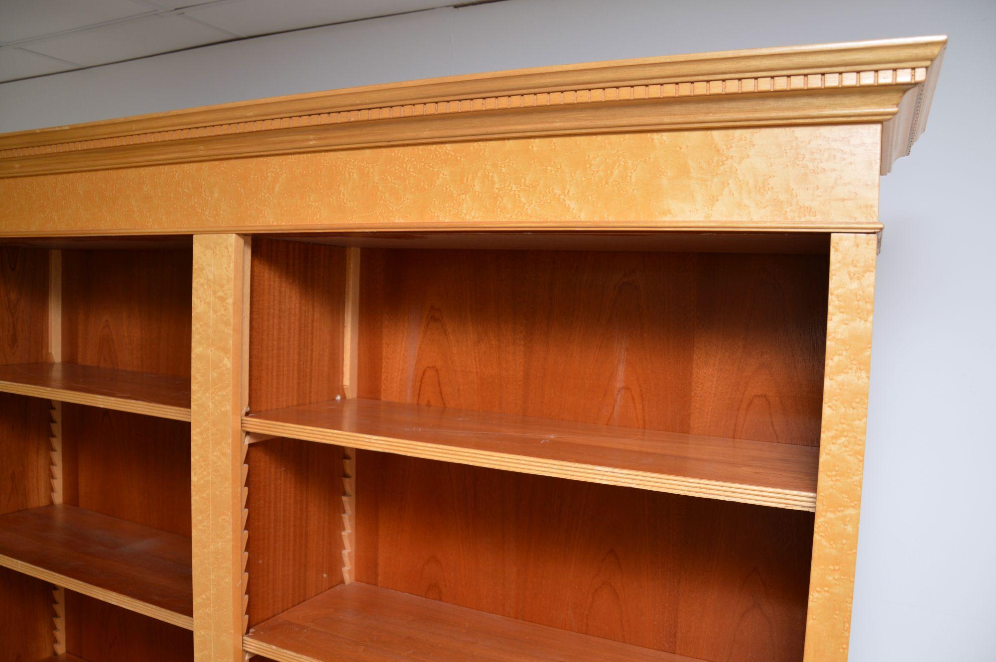Antigua librería abierta de arce de ojo de pájaro de estilo victoriano en venta 3