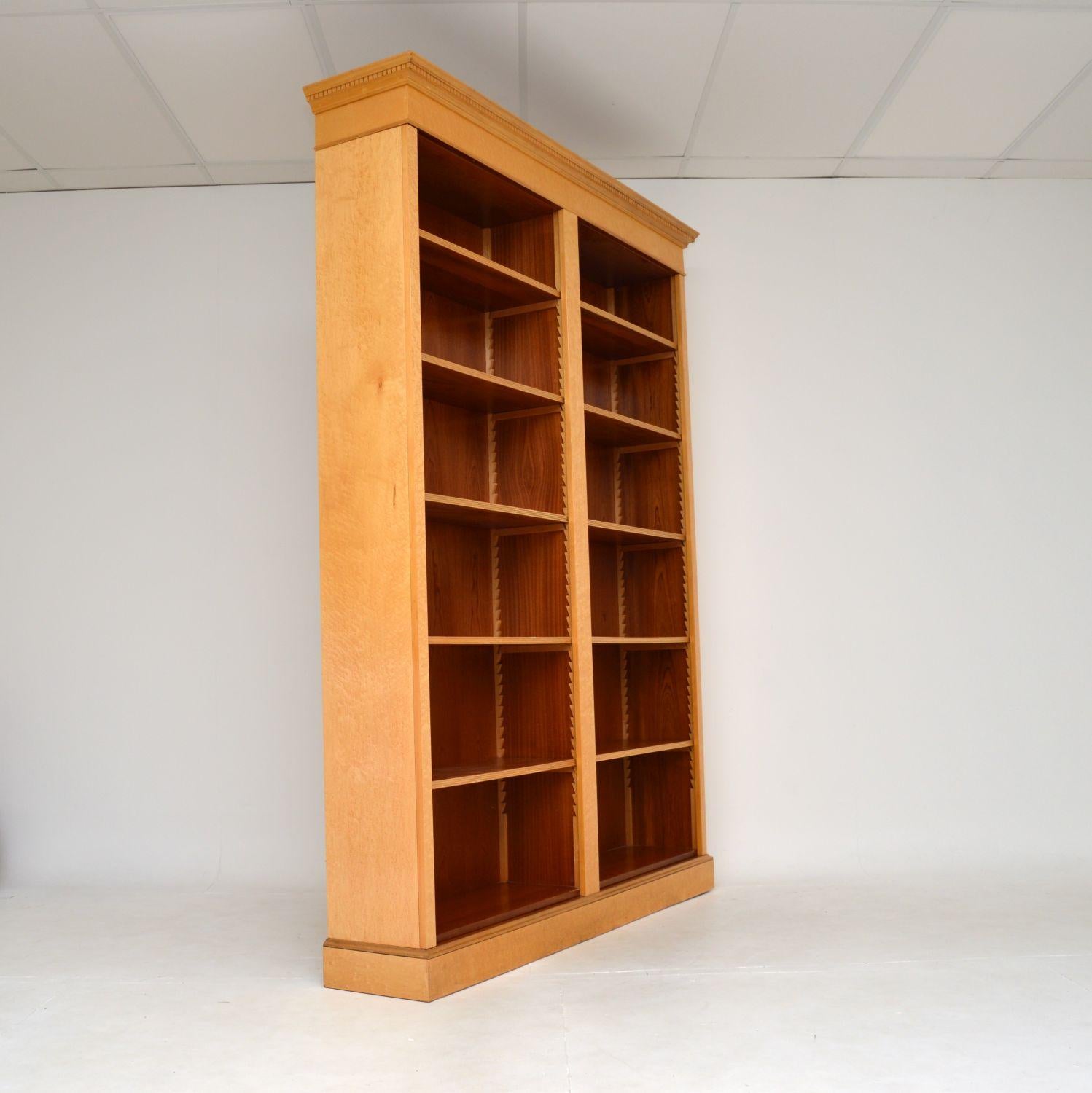 Antigua librería abierta de arce de ojo de pájaro de estilo victoriano Victoriano en venta