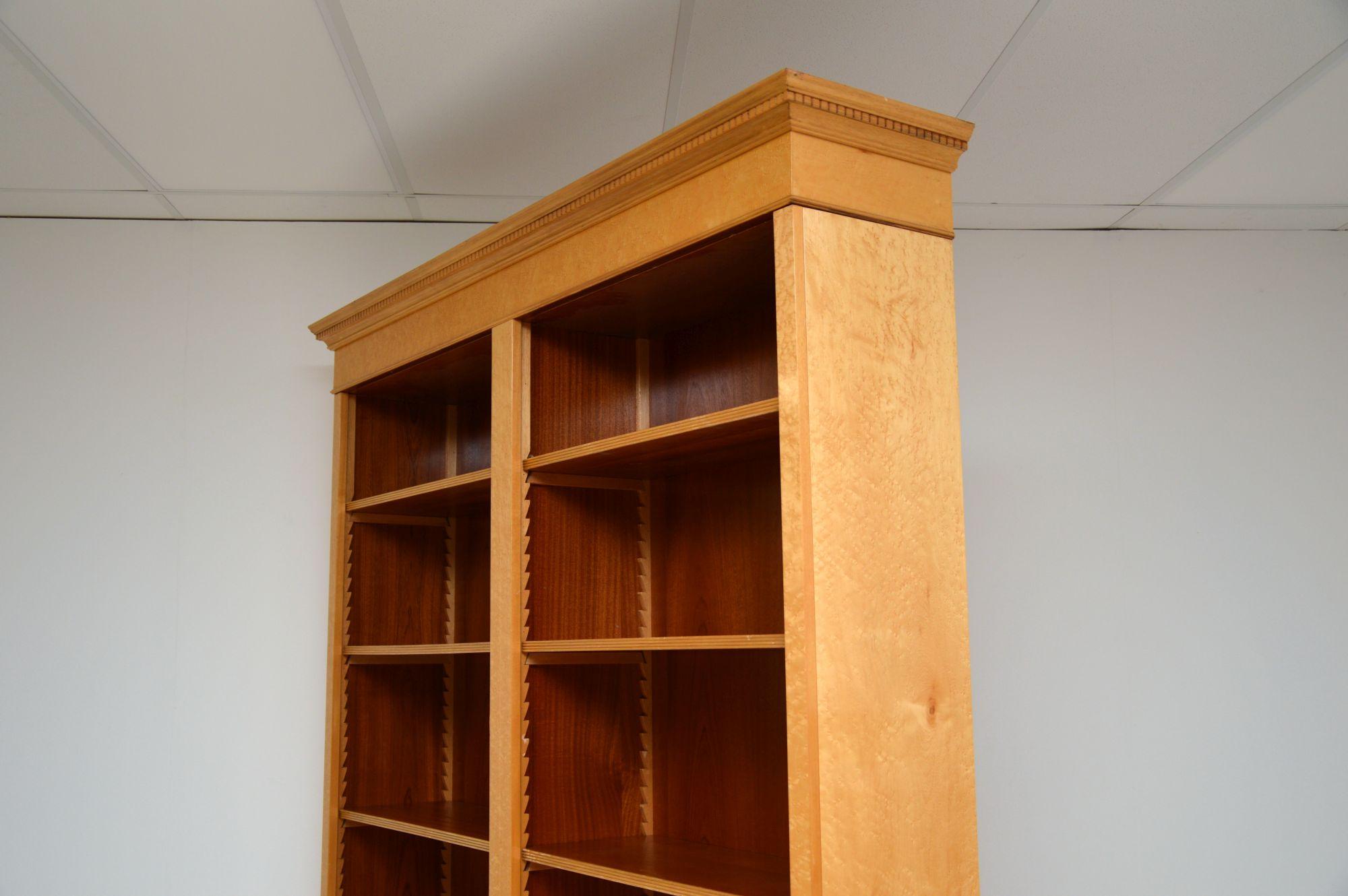 Antigua librería abierta de arce de ojo de pájaro de estilo victoriano mediados del siglo XX en venta