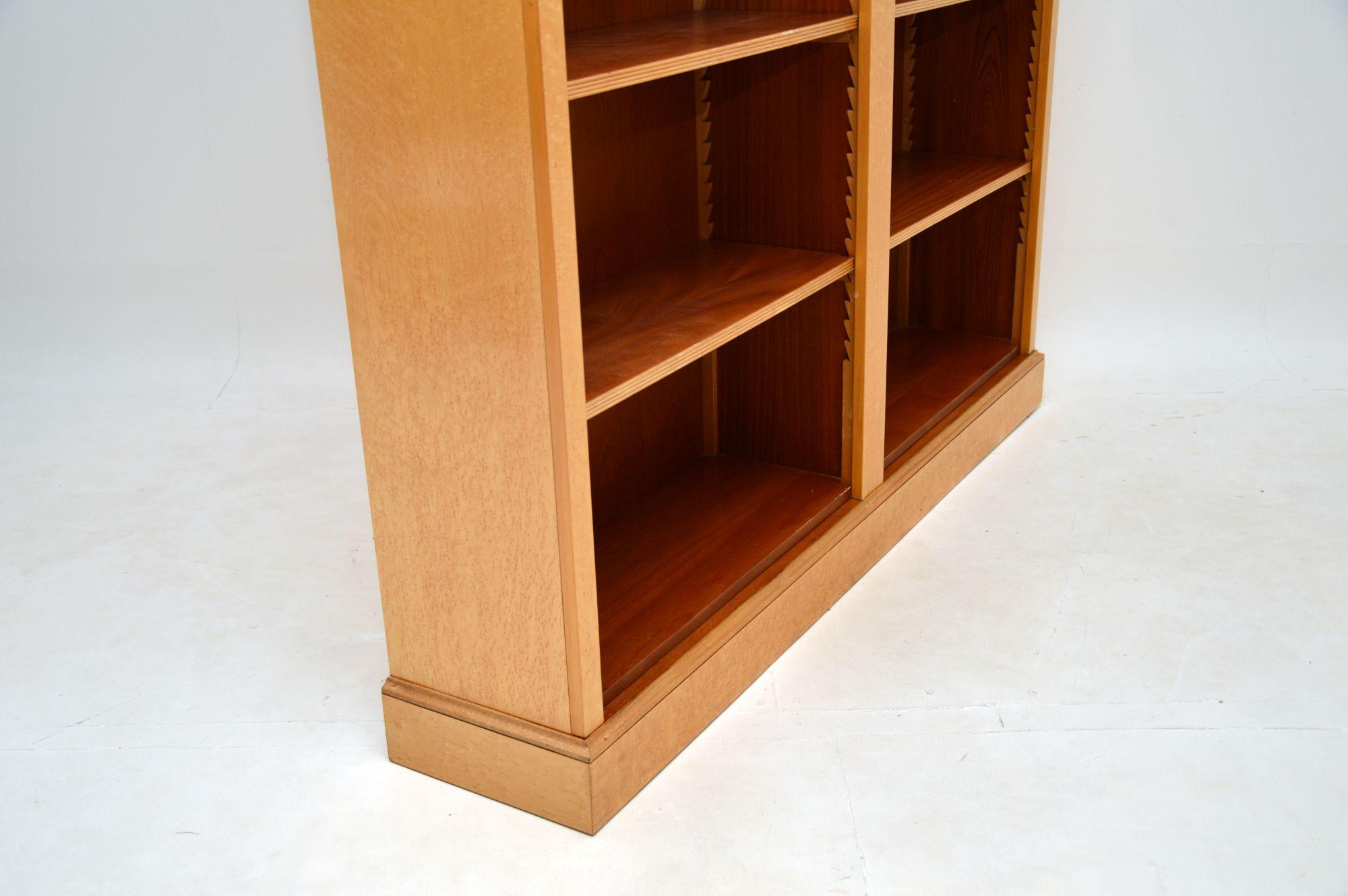 Antigua librería abierta de arce de ojo de pájaro de estilo victoriano Arce ojo de pájaro en venta