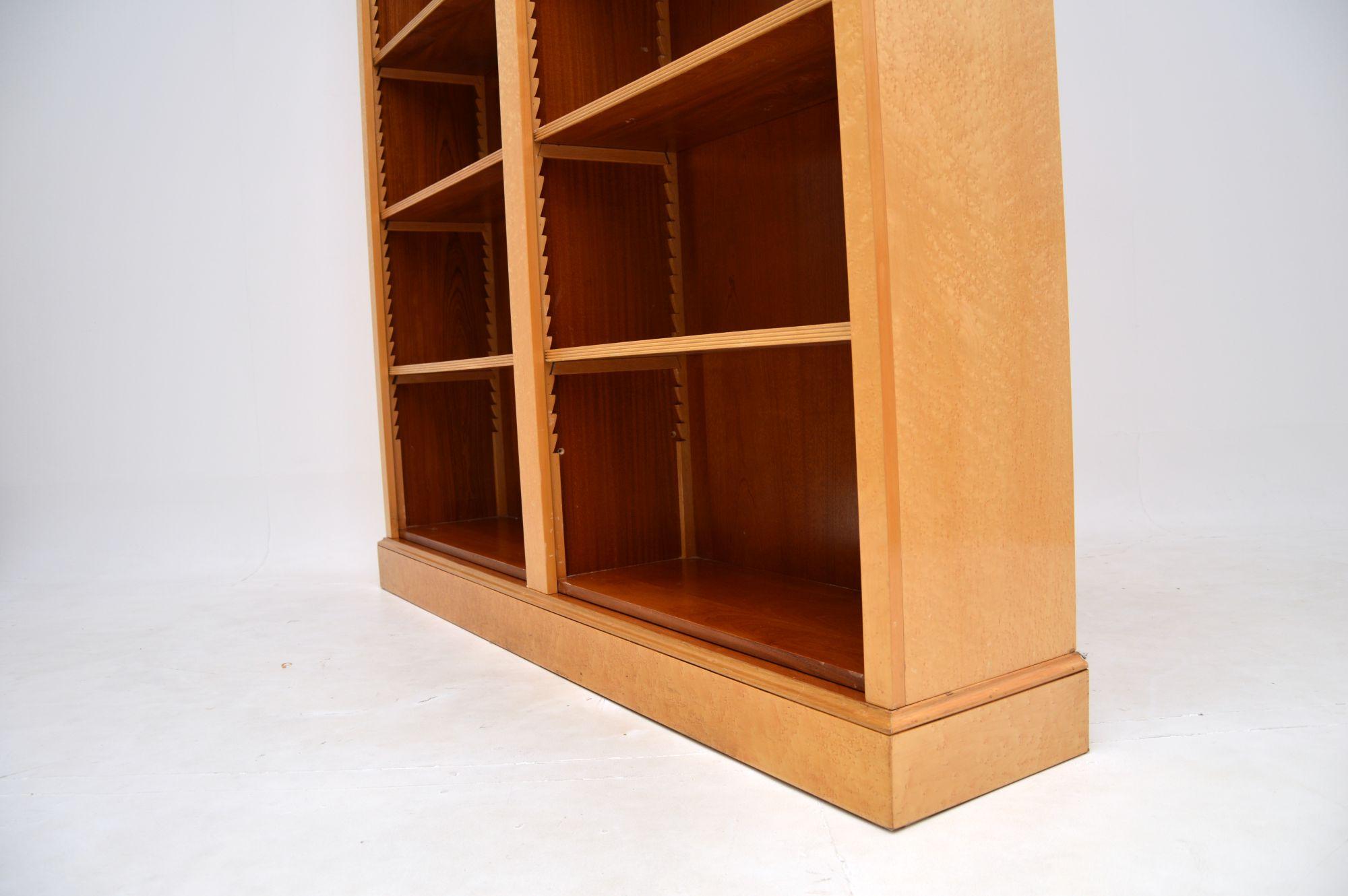 Antigua librería abierta de arce de ojo de pájaro de estilo victoriano en venta 1