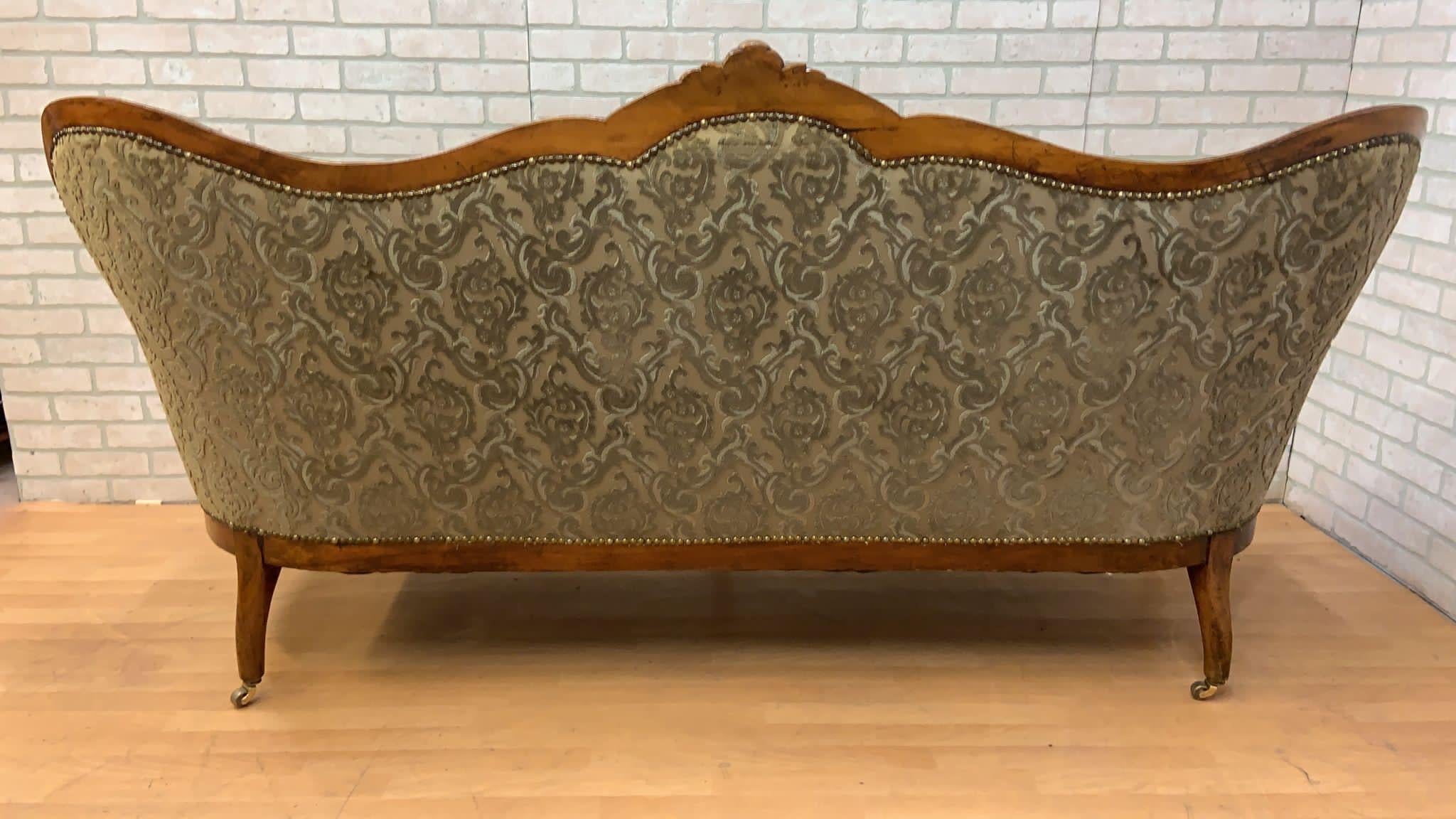 Antiguo Sofá Ornamentado Tallado Estilo Victoriano en venta 4