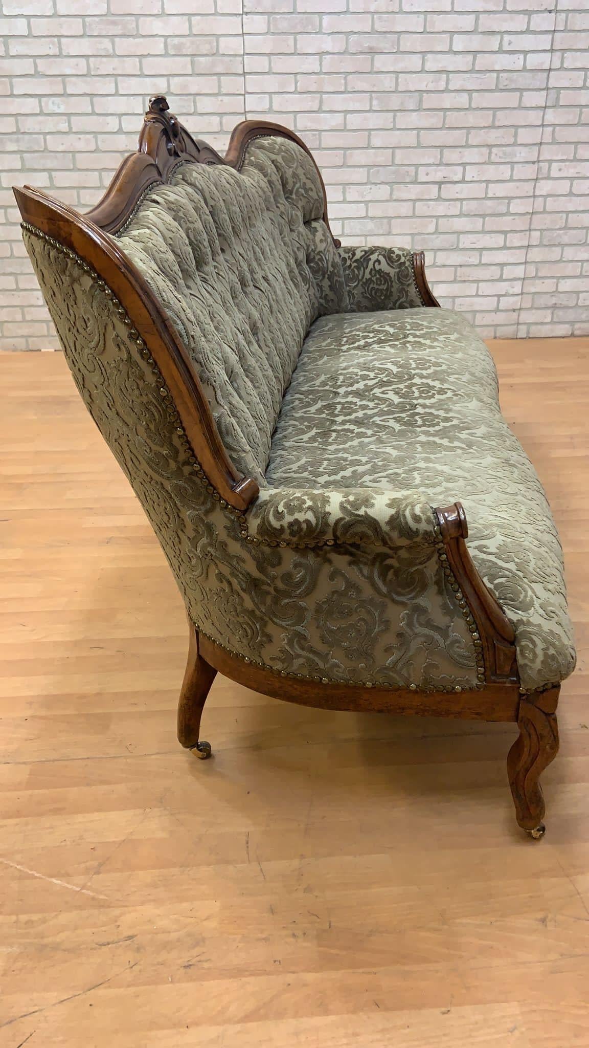 Antiguo Sofá Ornamentado Tallado Estilo Victoriano

Este antiguo sofá de estilo victoriano presenta un marco de madera bellamente tallada con elegantes florituras y detalles ornamentados. La tapicería verde original permanece intacta, con un