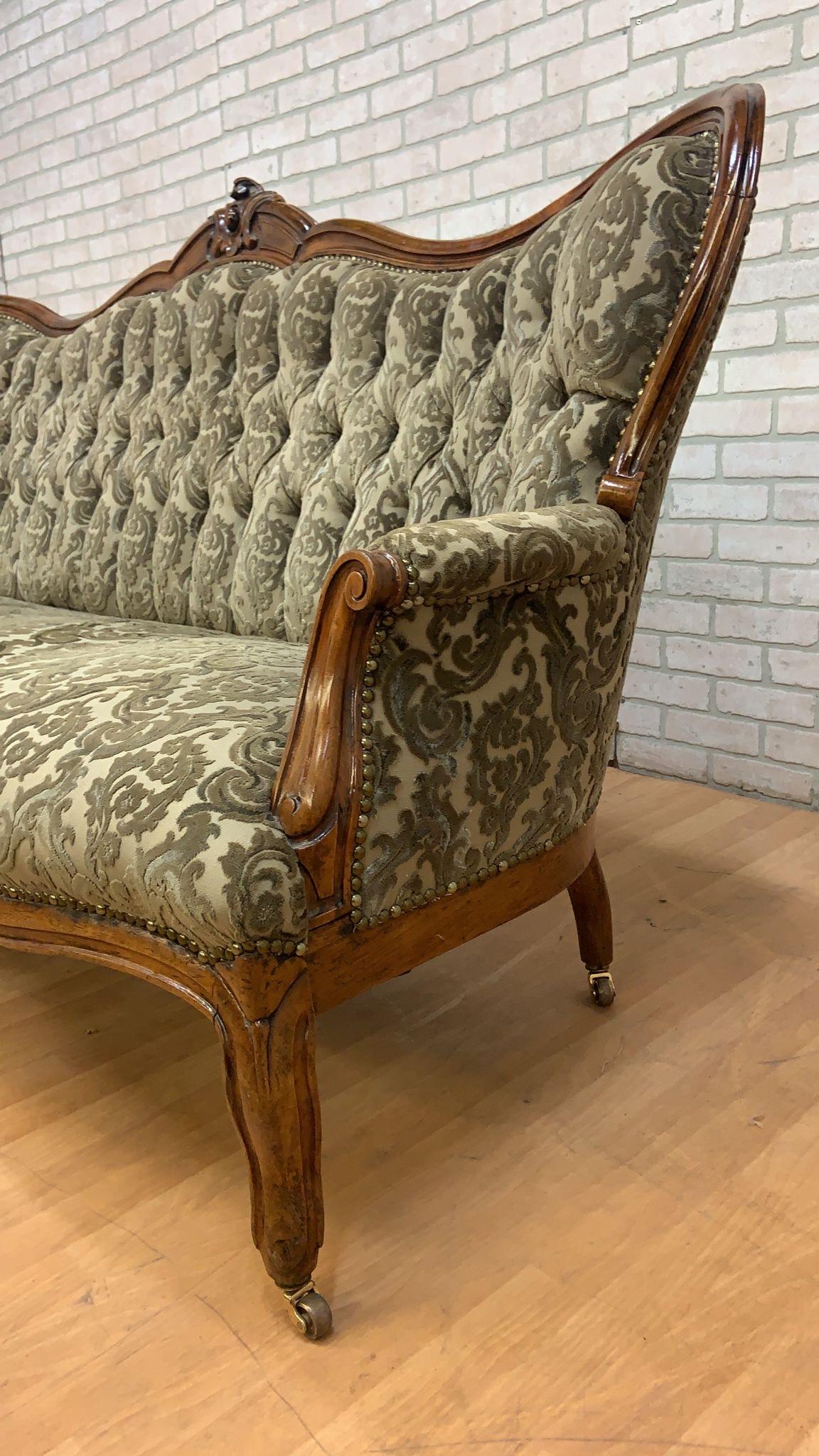 Antiguo Sofá Ornamentado Tallado Estilo Victoriano Británico en venta