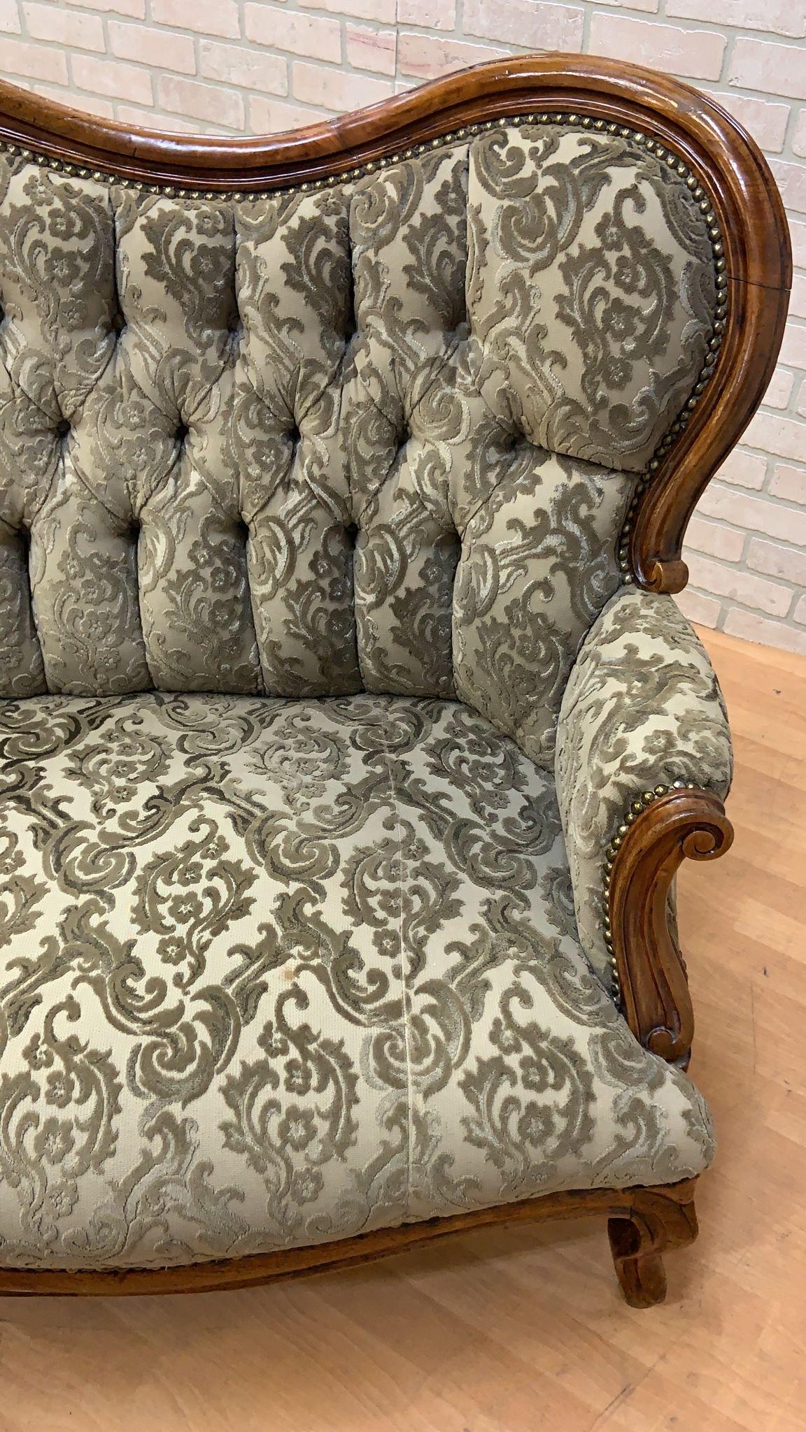 Antiguo Sofá Ornamentado Tallado Estilo Victoriano en Bueno estado para la venta en Chicago, IL
