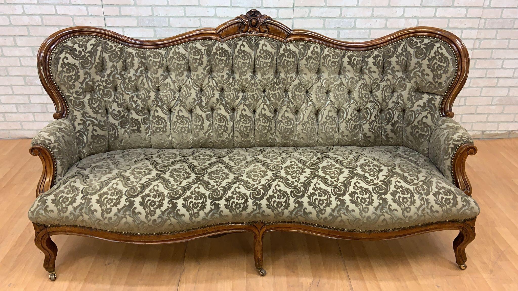 Antiguo Sofá Ornamentado Tallado Estilo Victoriano siglo XX en venta