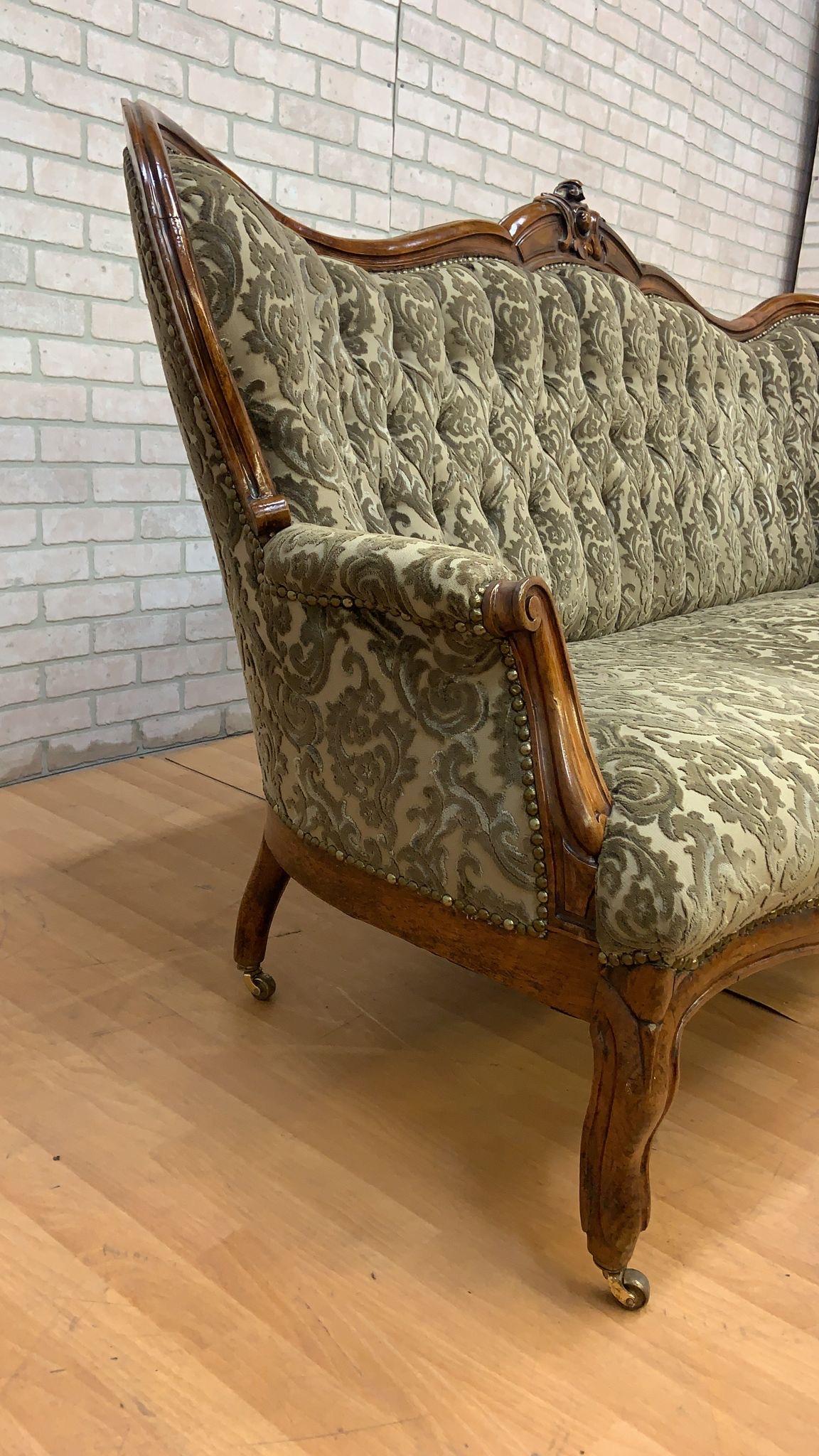 Antiguo Sofá Ornamentado Tallado Estilo Victoriano en venta 1