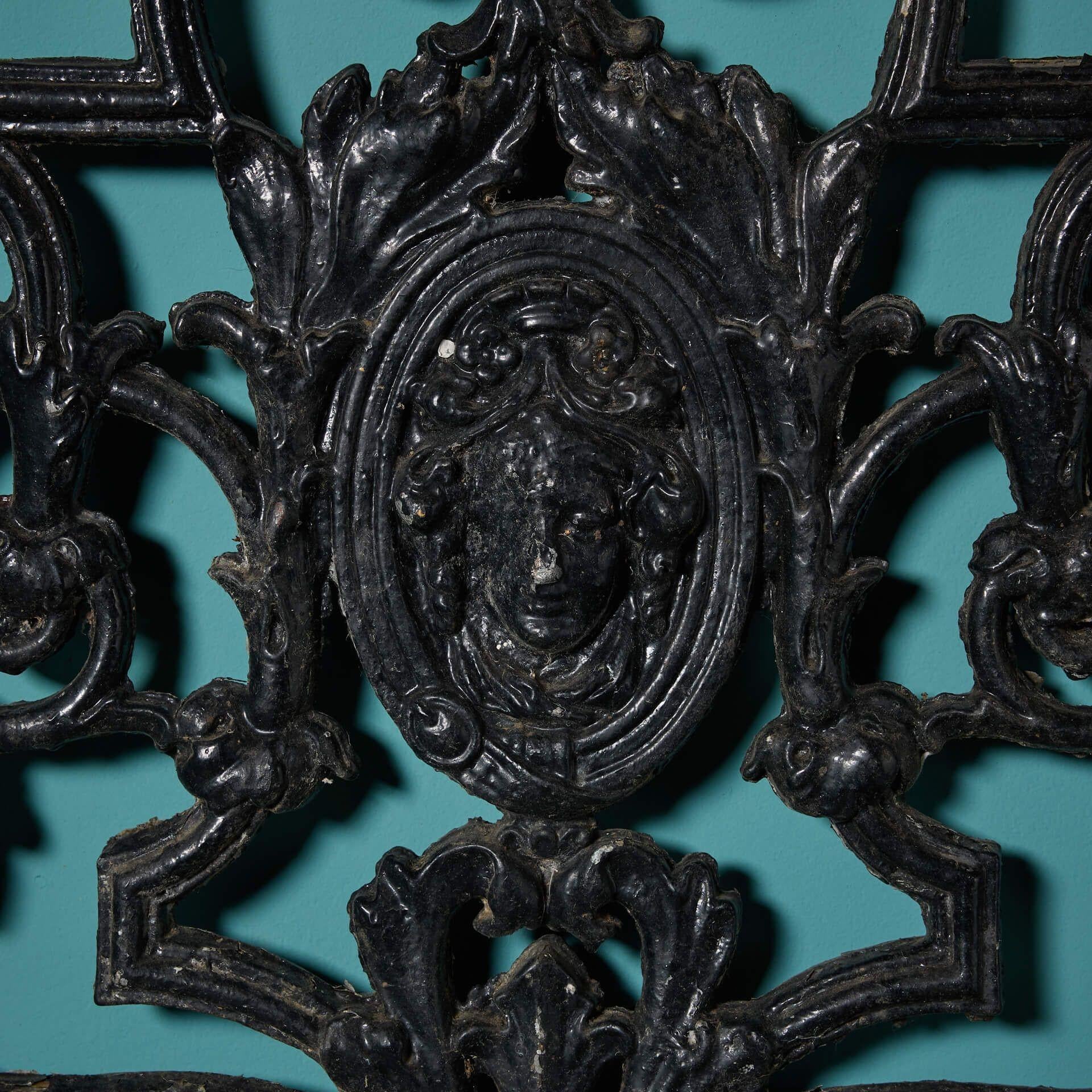 Vittoriano Trio di pannelli decorativi in metallo fuso in vendita