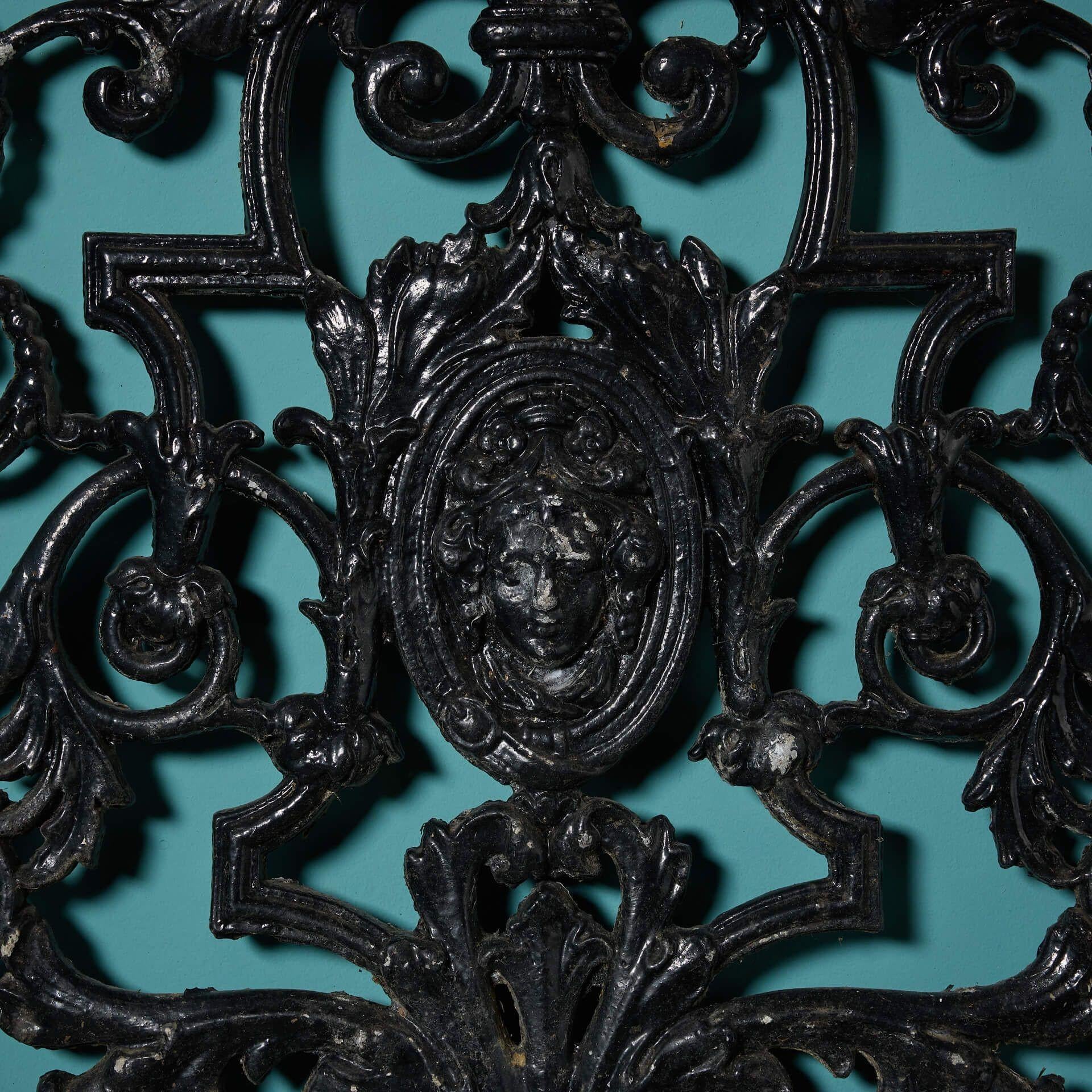 Victorien Panneau décoratif en métal moulé de style victorien ancien en vente