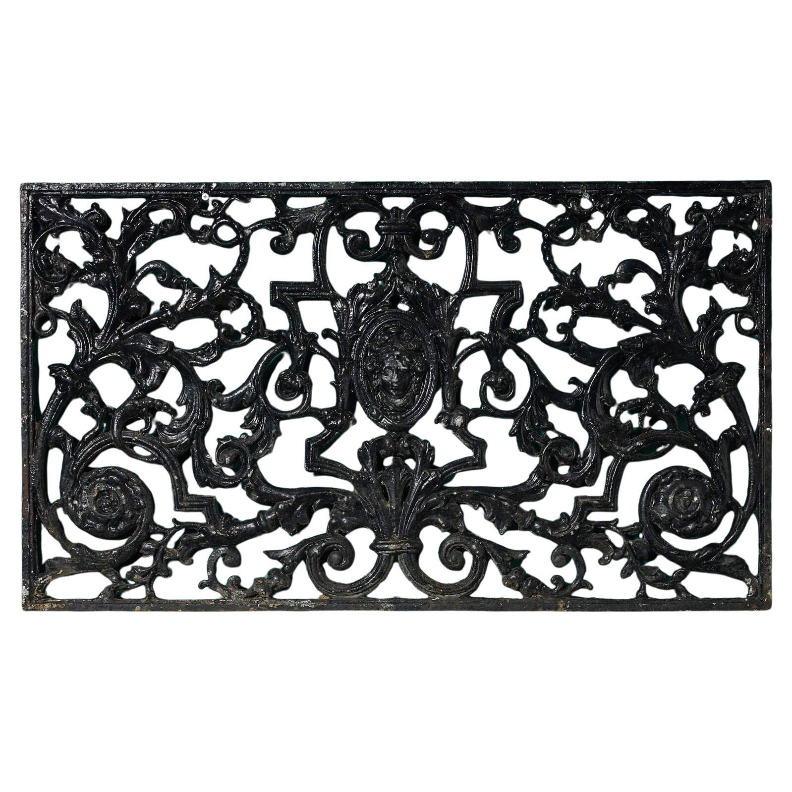 Panneau décoratif en métal moulé de style victorien ancien en vente
