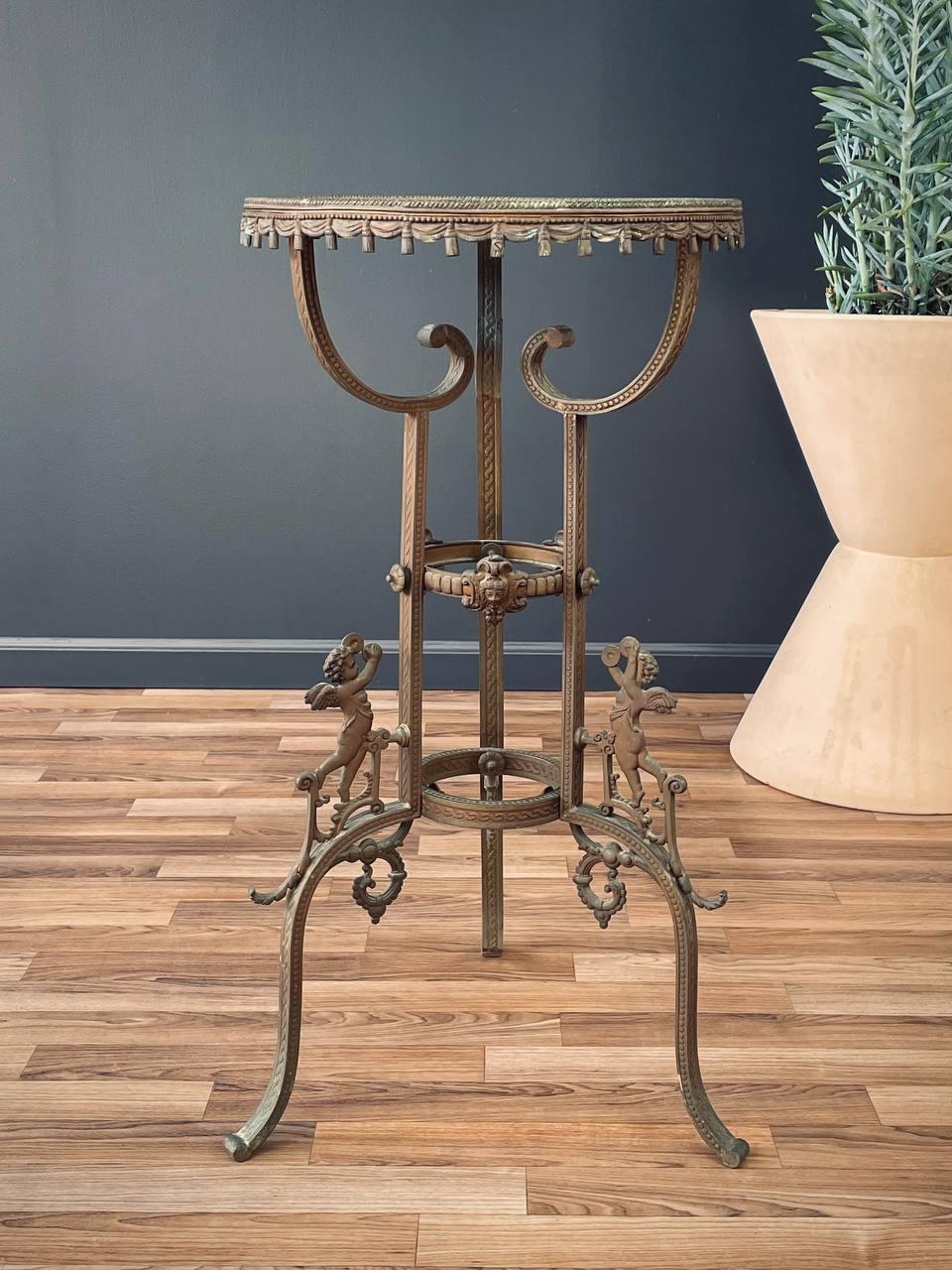 Victorien Table d'appoint victorienne ancienne avec motifs d'anges et plateau en pierre en vente