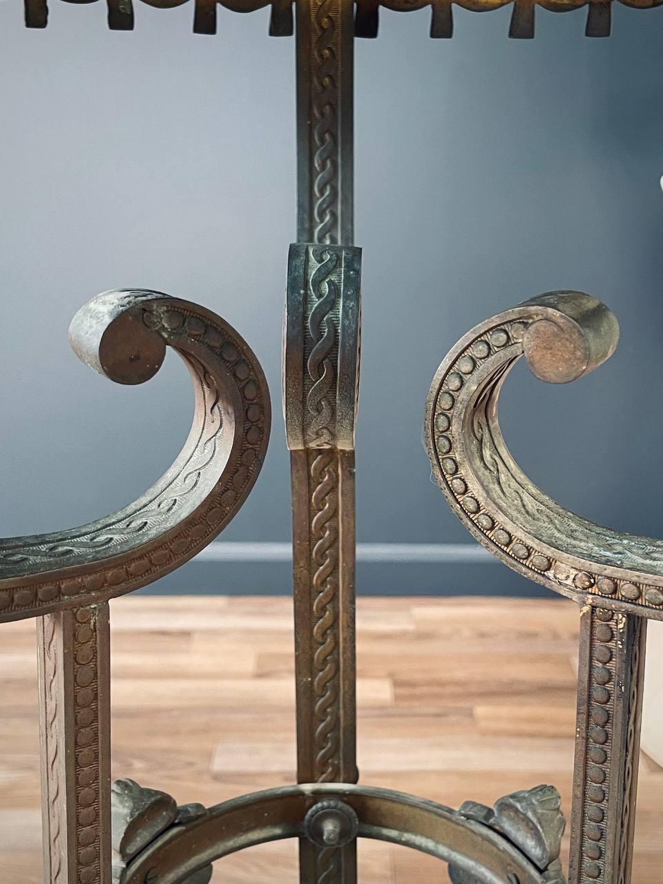 Table d'appoint victorienne ancienne avec motifs d'anges et plateau en pierre Bon état - En vente à Los Angeles, CA