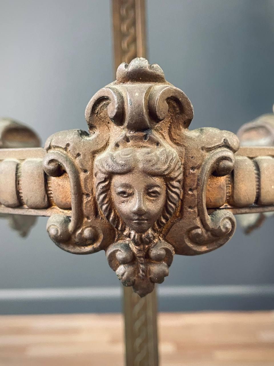 Début du 20ème siècle Table d'appoint victorienne ancienne avec motifs d'anges et plateau en pierre en vente