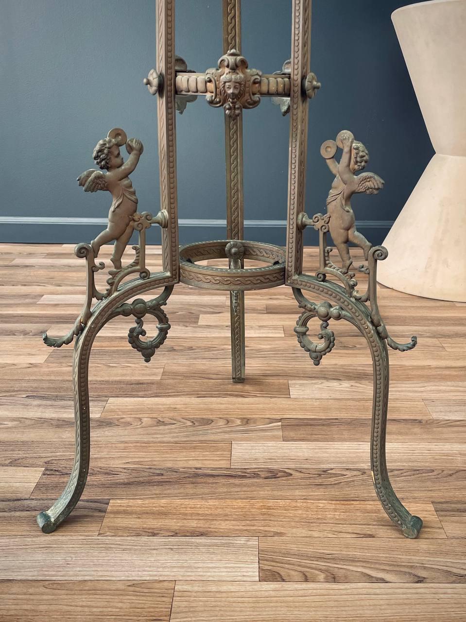 Métal Table d'appoint victorienne ancienne avec motifs d'anges et plateau en pierre en vente