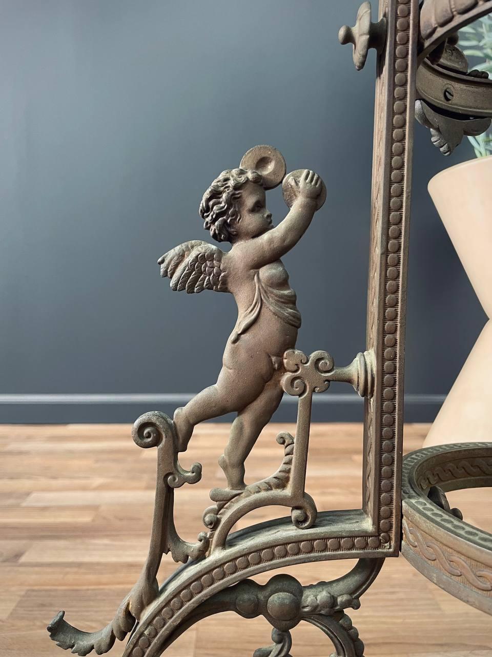 Table d'appoint victorienne ancienne avec motifs d'anges et plateau en pierre en vente 1