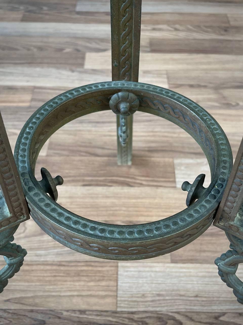 Table d'appoint victorienne ancienne avec motifs d'anges et plateau en pierre en vente 2