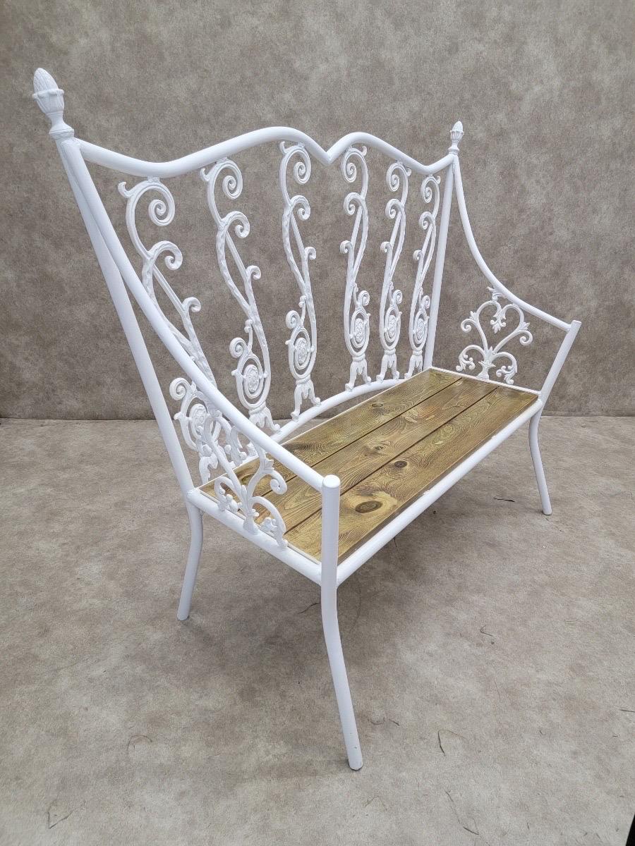 Antike viktorianische Kolonialstil Hand geschmiedet weiß Schmiedeeisen restauriert Zeder Sitz Indoor / Outdoor Gartenbank.

Dekorieren Sie Ihre Terrasse oder Ihren Eingangsbereich mit dieser schönen restaurierten Zierbank. Die schmiedeeiserne