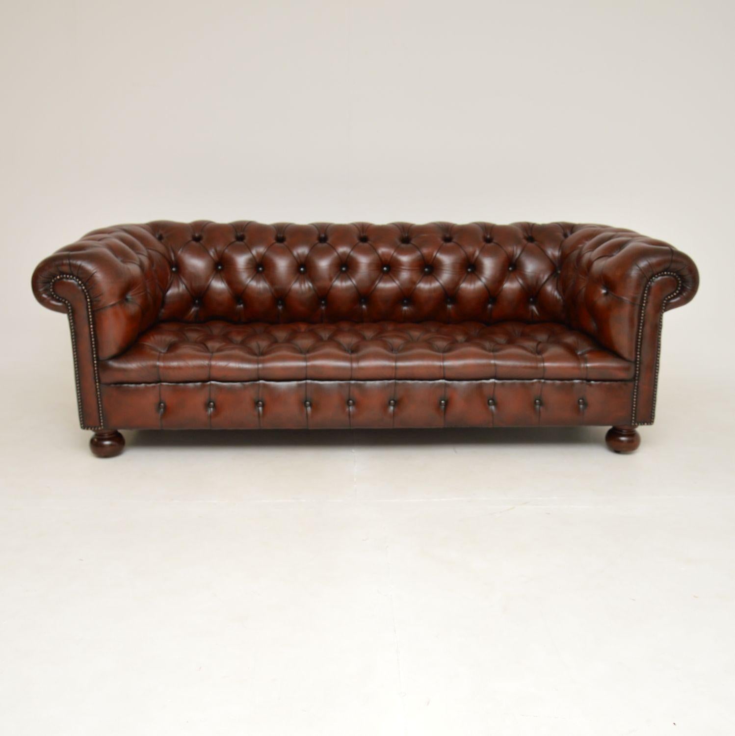 A stunning antique Victorian style Chesterfield sofa in brown leather. This was made in England, it dates from around the mid-twentieth century.

It has a stunning colour tone, it has a gorgeous overall look and is very comfortable too. It is of