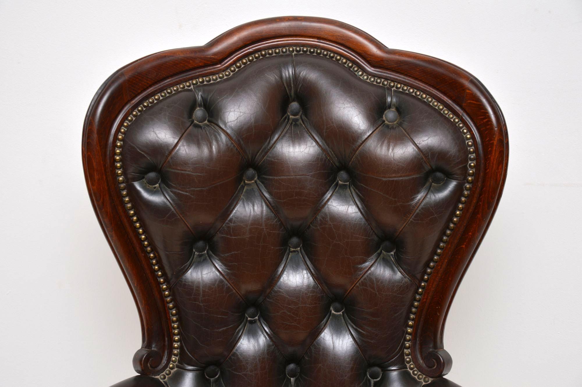 Antique Victorian Style Leather and Mahogany Armchair In Good Condition In London, GB
