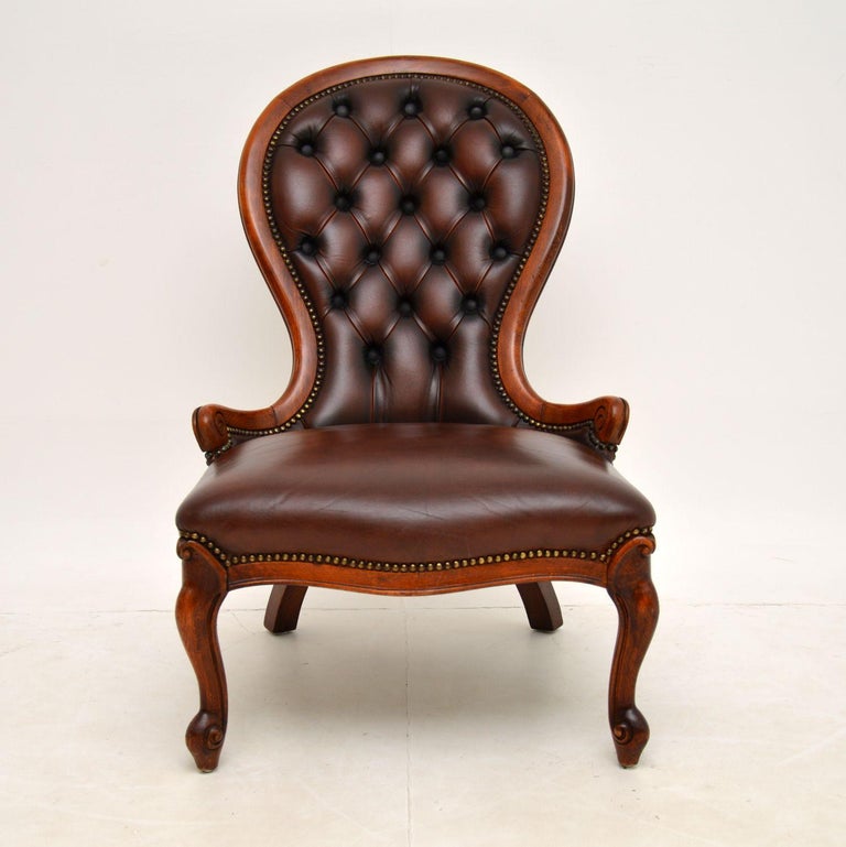 A gorgeous leather spoon back chair in the antique Victorian style. This was made in England and it dates from around the 1950-1960’s period.

It is of lovely quality, the dark wood frame is beautifully sculpted and has a great shape. The brown
