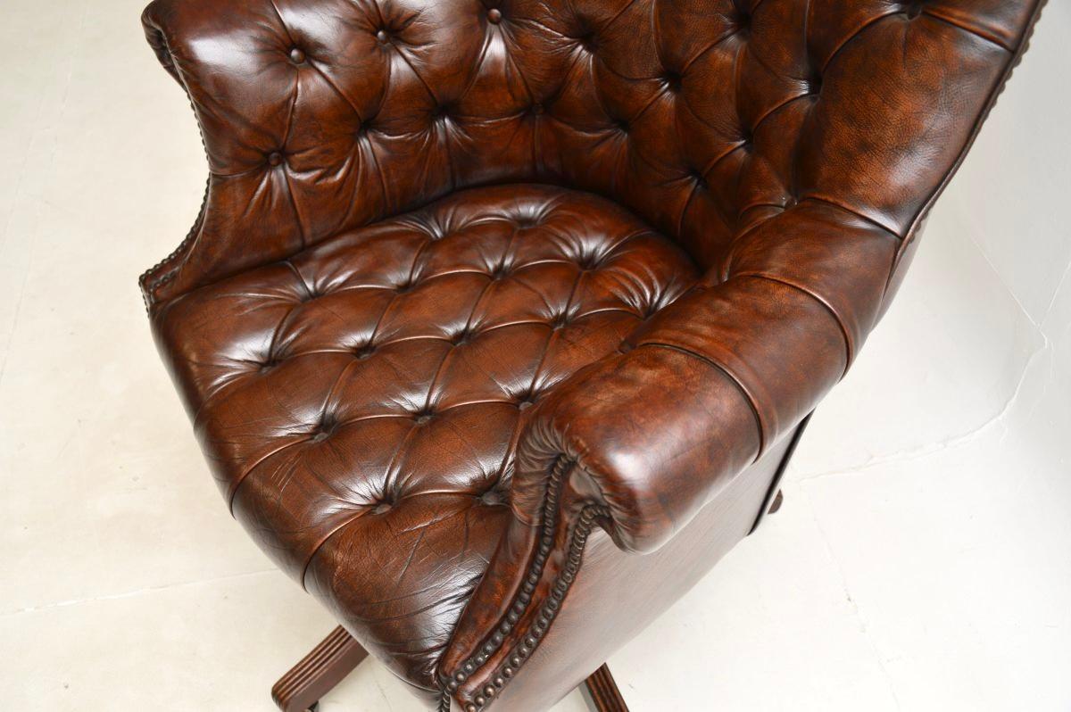 Ancienne chaise de bureau pivotante en cuir de style victorien en vente 3
