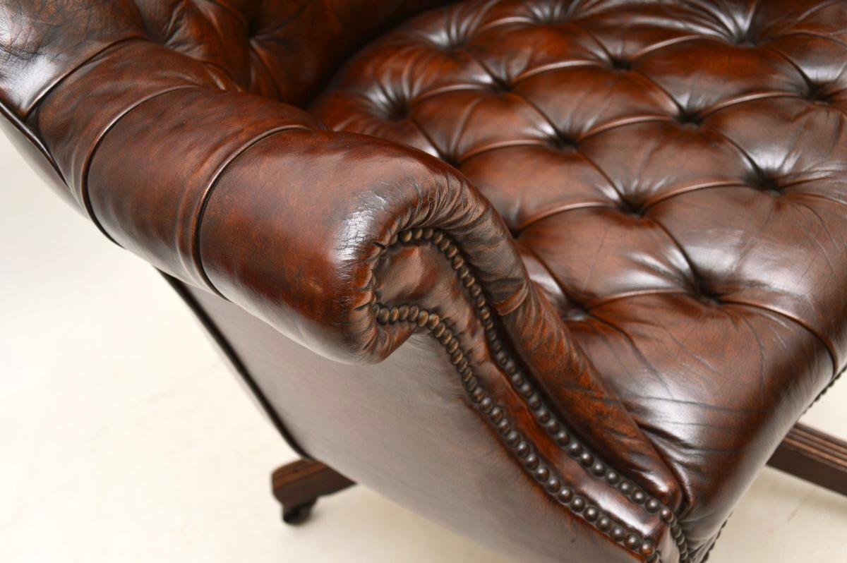 Ancienne chaise de bureau pivotante en cuir de style victorien en vente 4