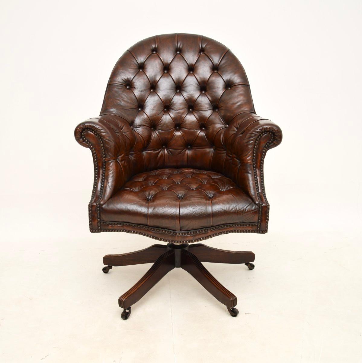 Une chaise de bureau pivotante en cuir de style victorien, élégante et extrêmement bien fabriquée. Il a été fabriqué en Angleterre et date des années 1950.

Il est d'une qualité exceptionnelle, ses proportions sont généreuses et il est extrêmement