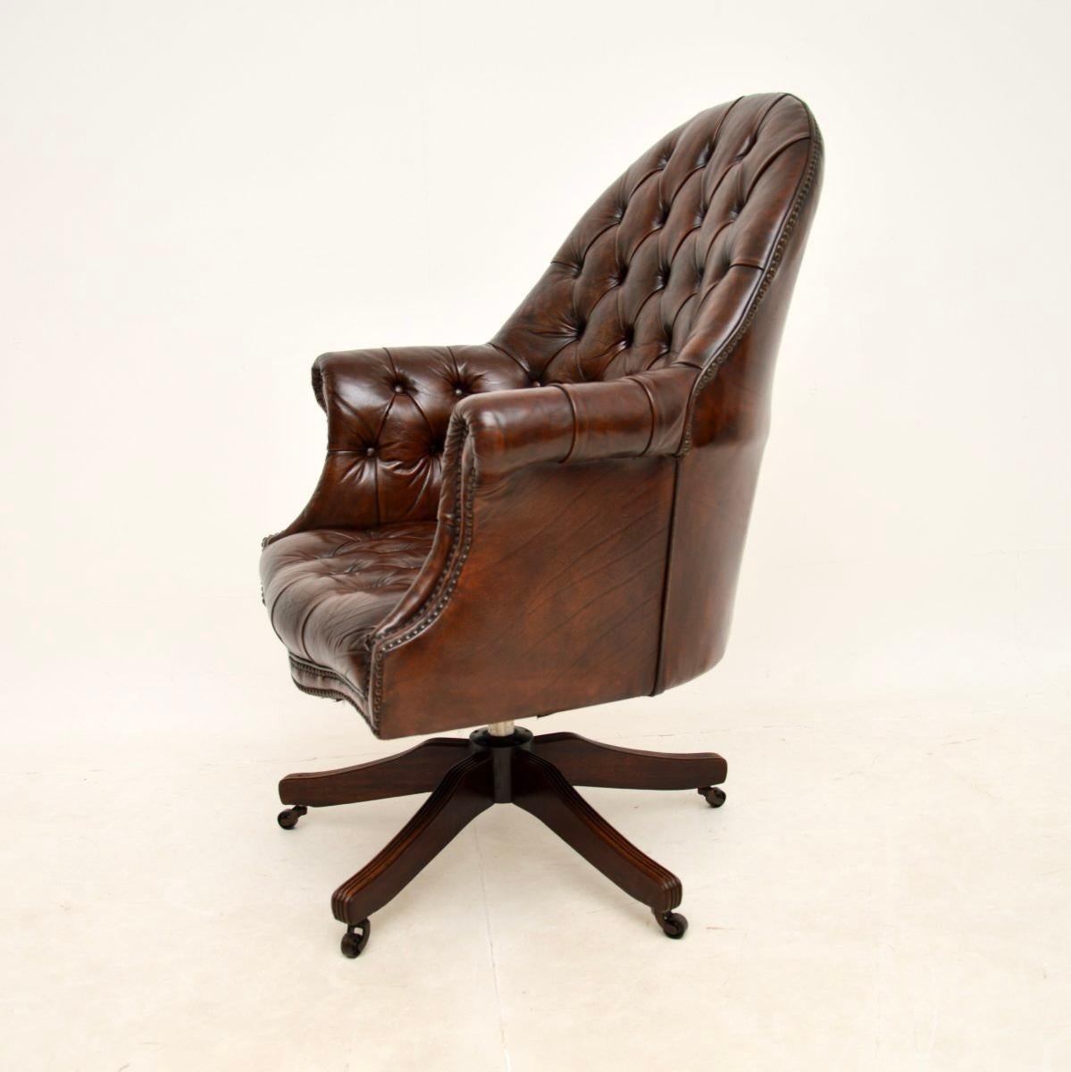 Britannique Ancienne chaise de bureau pivotante en cuir de style victorien en vente