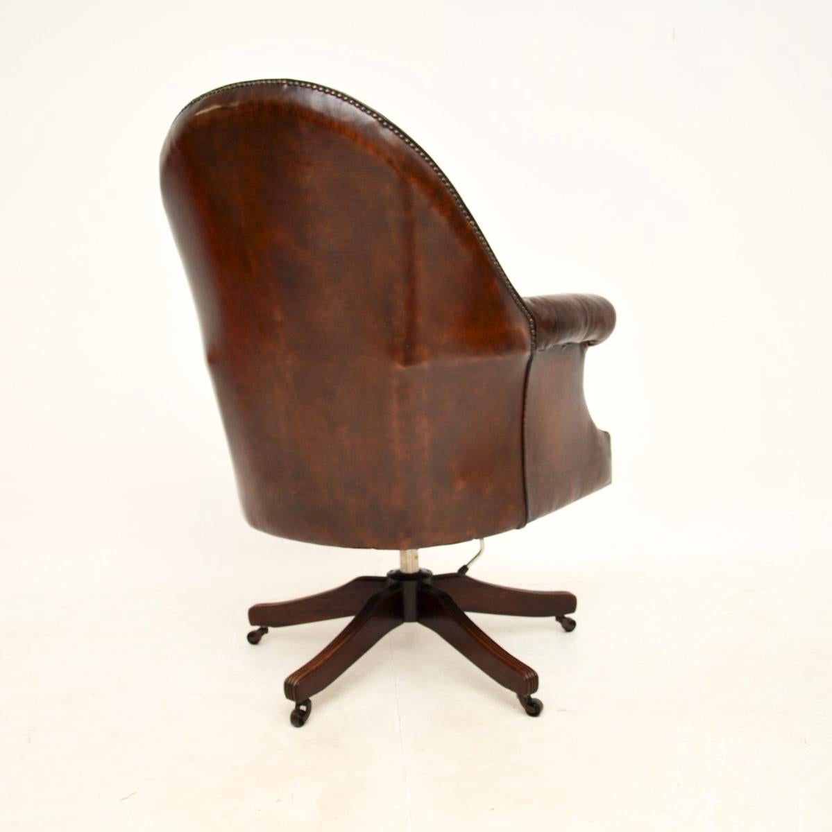 Milieu du XXe siècle Ancienne chaise de bureau pivotante en cuir de style victorien en vente
