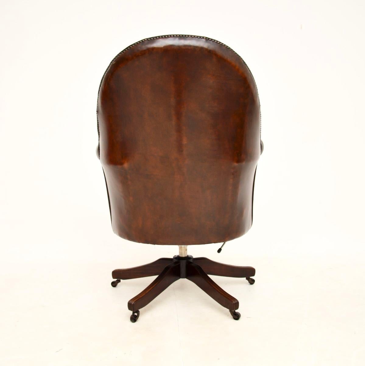 Cuir Ancienne chaise de bureau pivotante en cuir de style victorien en vente