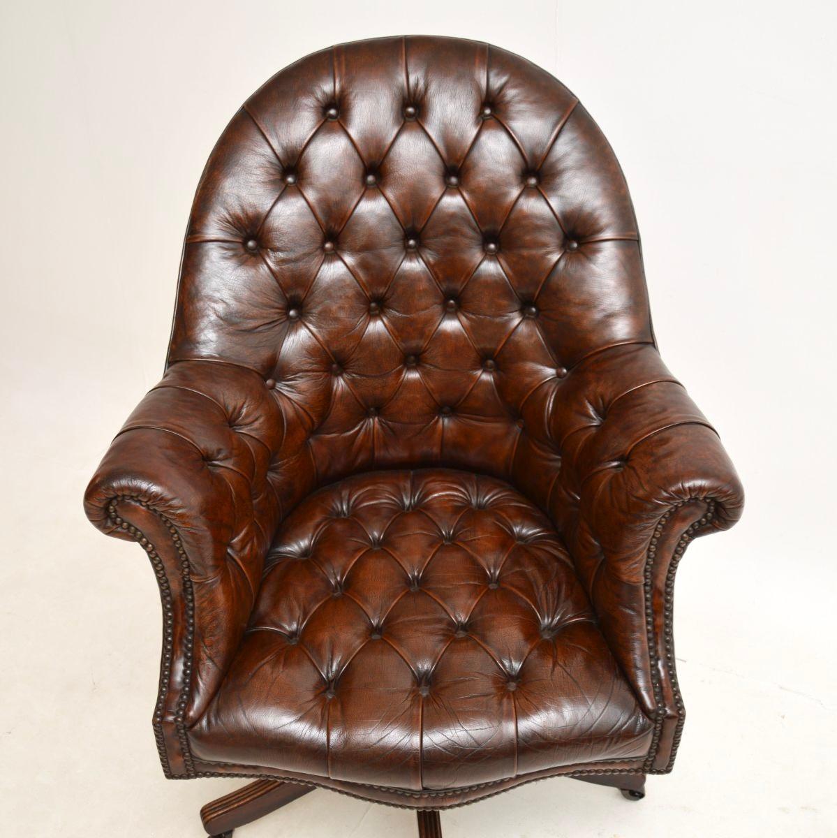 Ancienne chaise de bureau pivotante en cuir de style victorien en vente 1