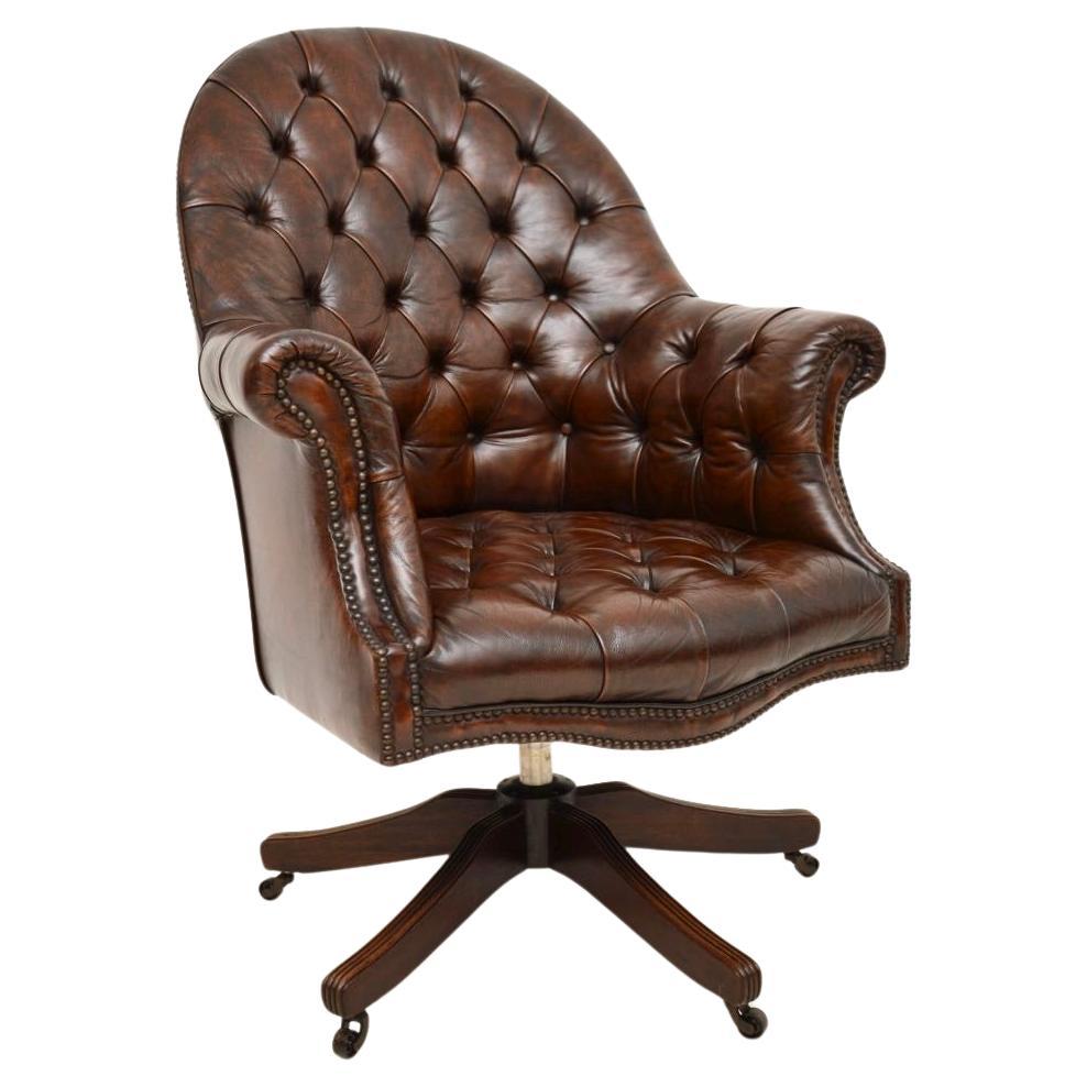 Ancienne chaise de bureau pivotante en cuir de style victorien