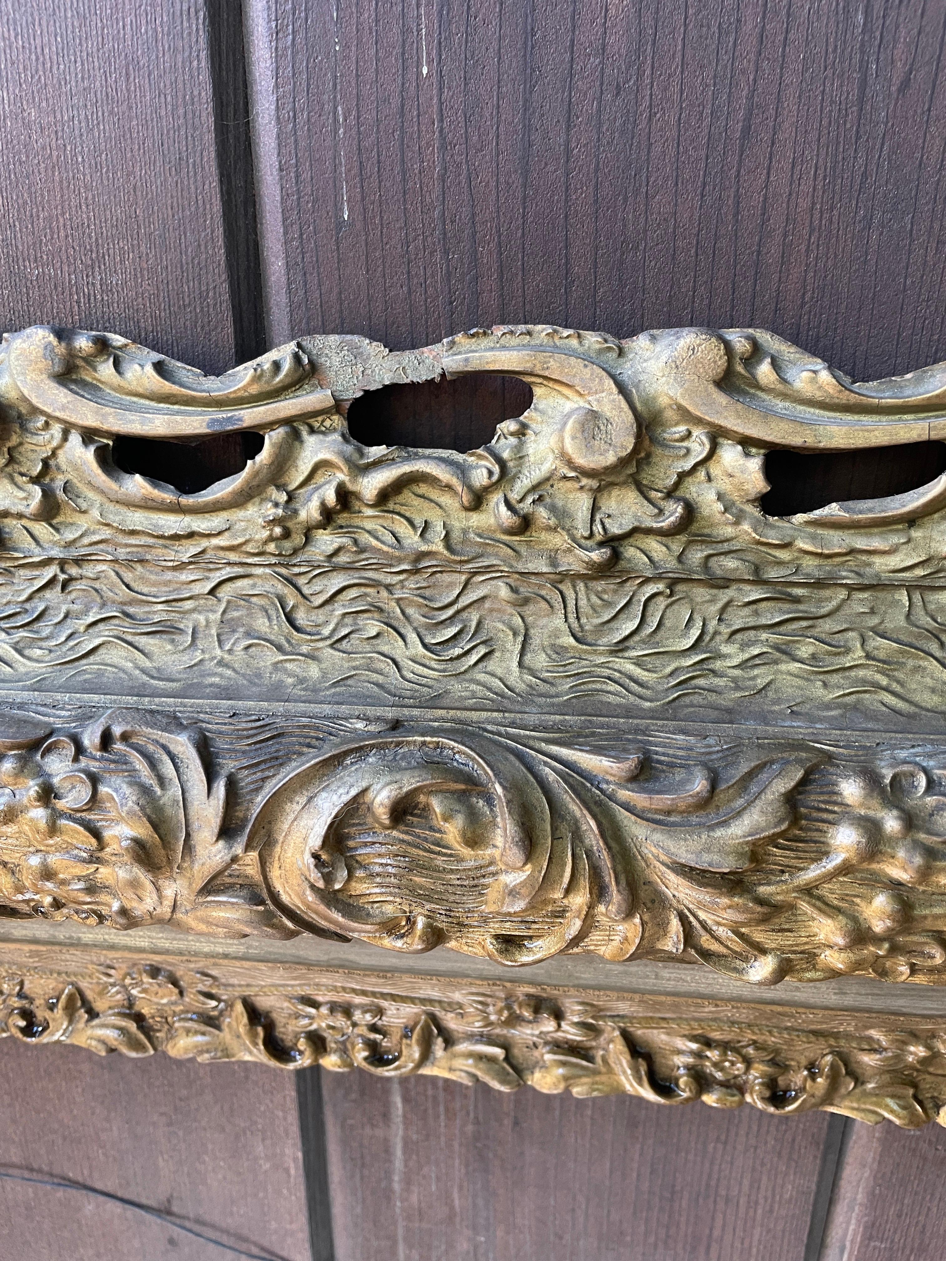 Antique Victorian style Ornate Carved Gold Gilt Frame In Distressed Condition For Sale In Hyattsville, MD