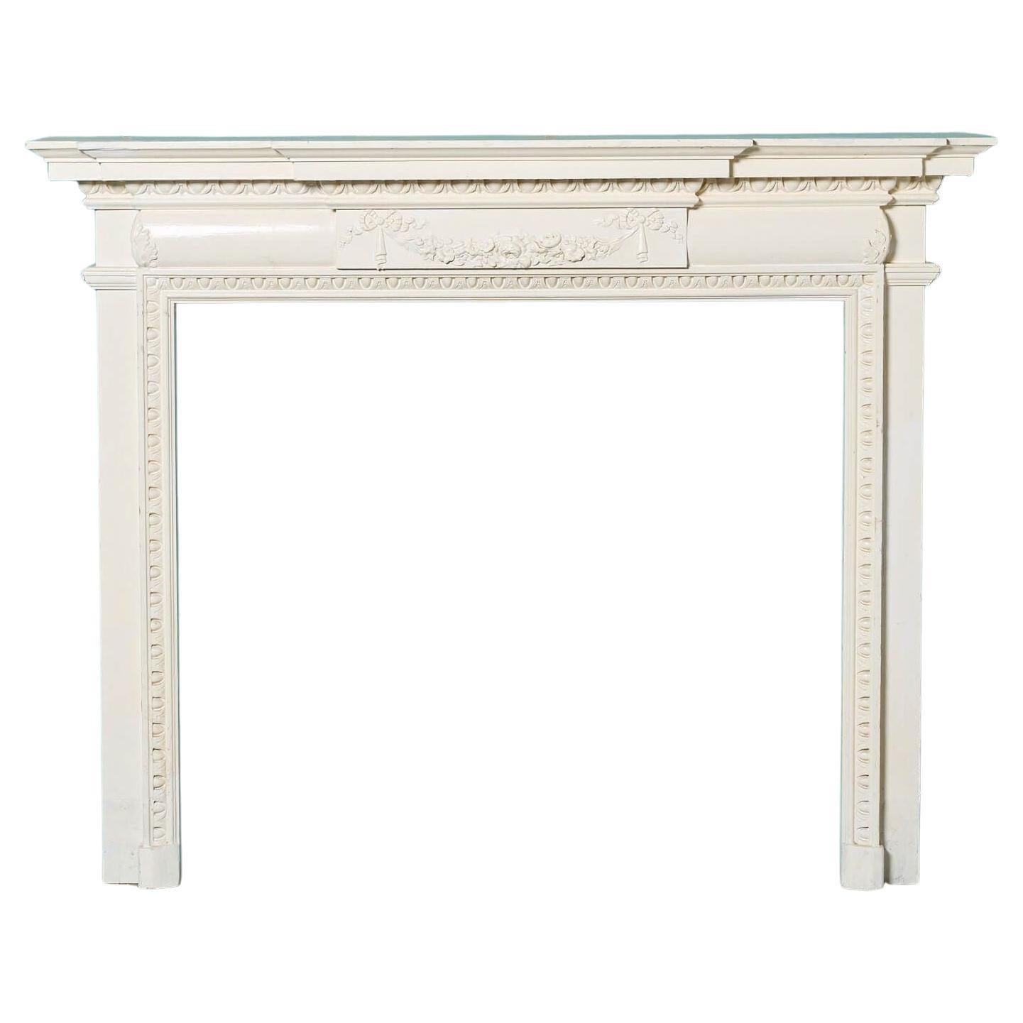 Antigua repisa de chimenea de madera pintada de estilo victoriano