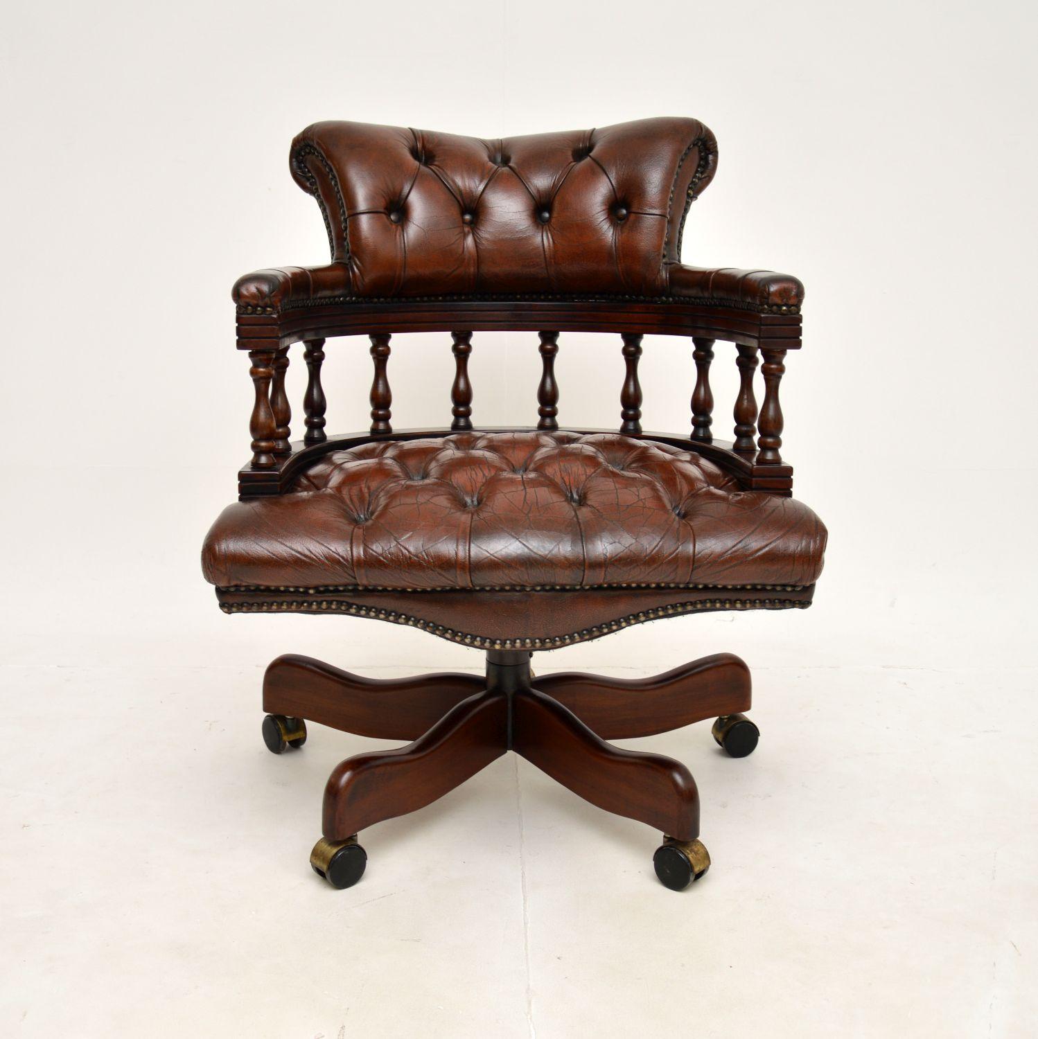 A smart and very comfortable antique Victorian style leather swivel desk chair. This was made in England, it dates from around the 1960’s.

The quality is superb, with beautiful deep buttoned leather upholstery and a very well designed solid wooden