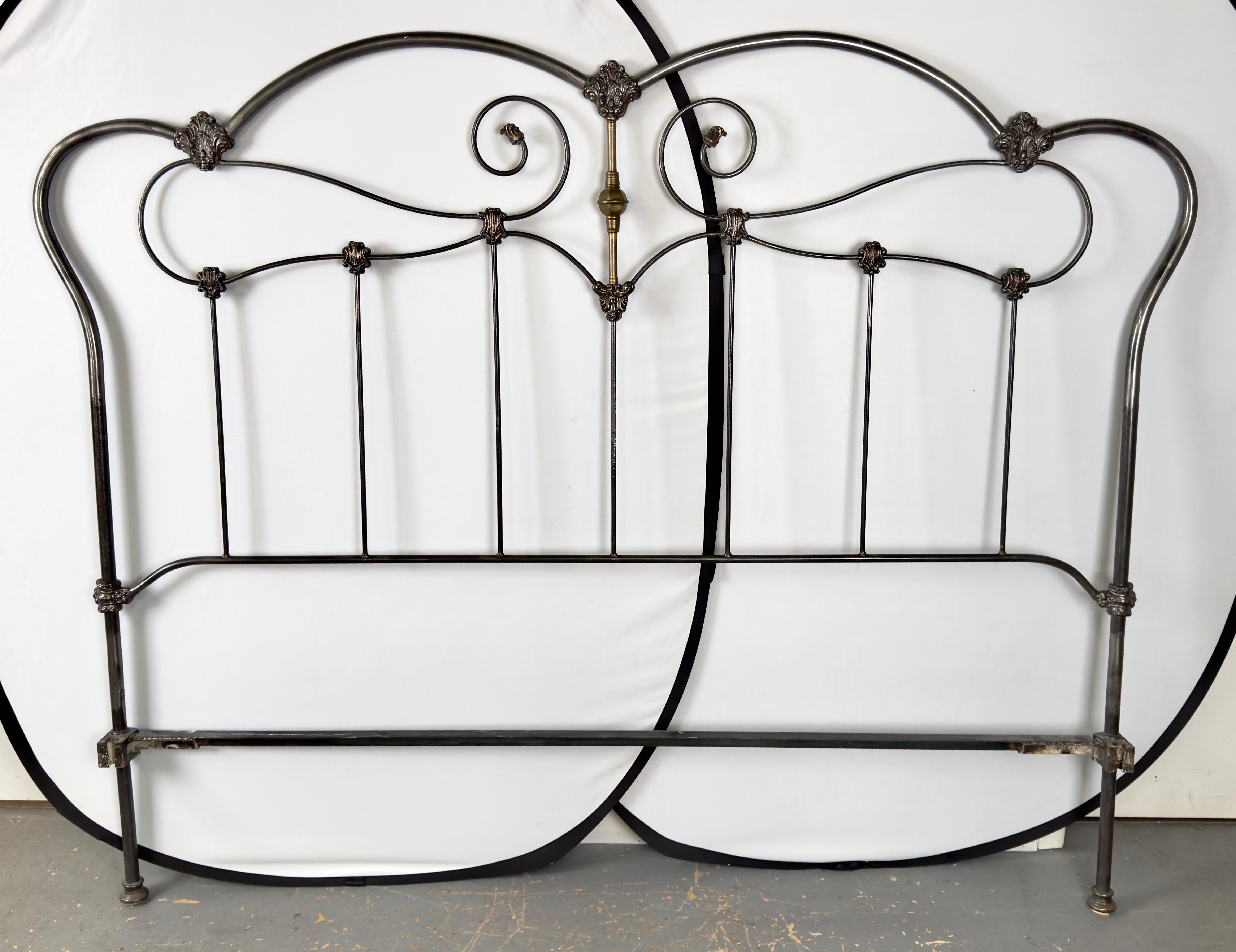 Antique Victorian Style Wrought Iron & Brass King Size Bed Frame In Good Condition In Plainview, NY