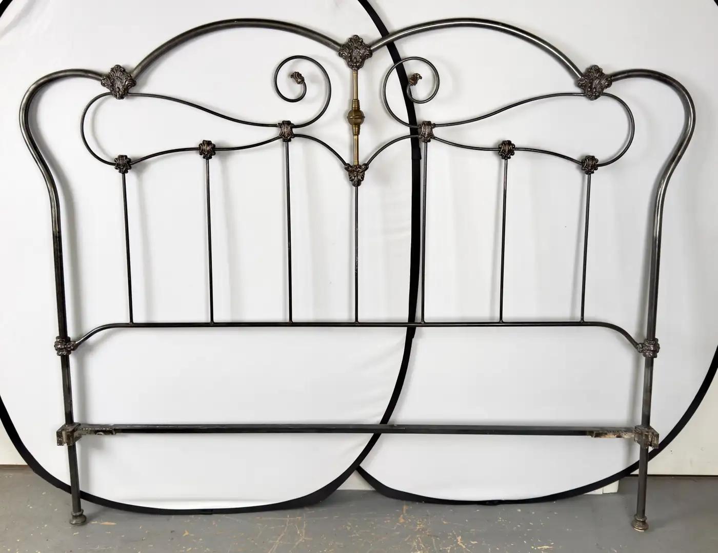 Antique Victorian Style Wrought Iron & Brass King Size Bed Frame In Good Condition In Plainview, NY