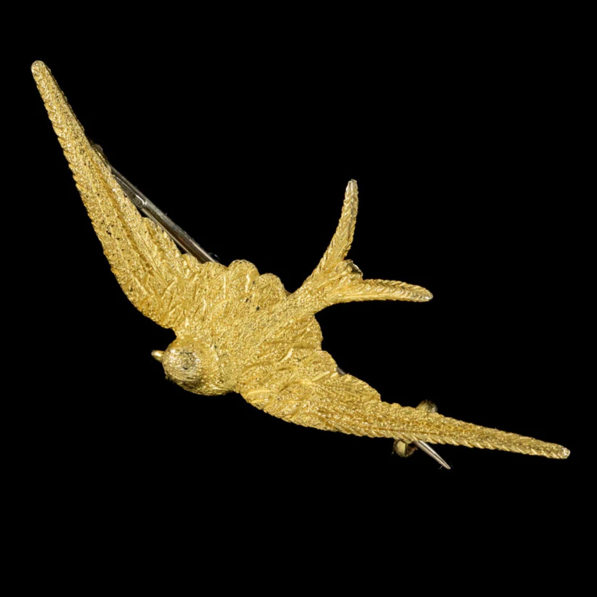 Une jolie broche hirondelle de la fin de l'ère victorienne, façonnée en or 15ct avec une texture complexe de plumes sur le dos et le devant.

L'image de l'hirondelle était populaire à l'époque victorienne et était souvent offerte en gage de