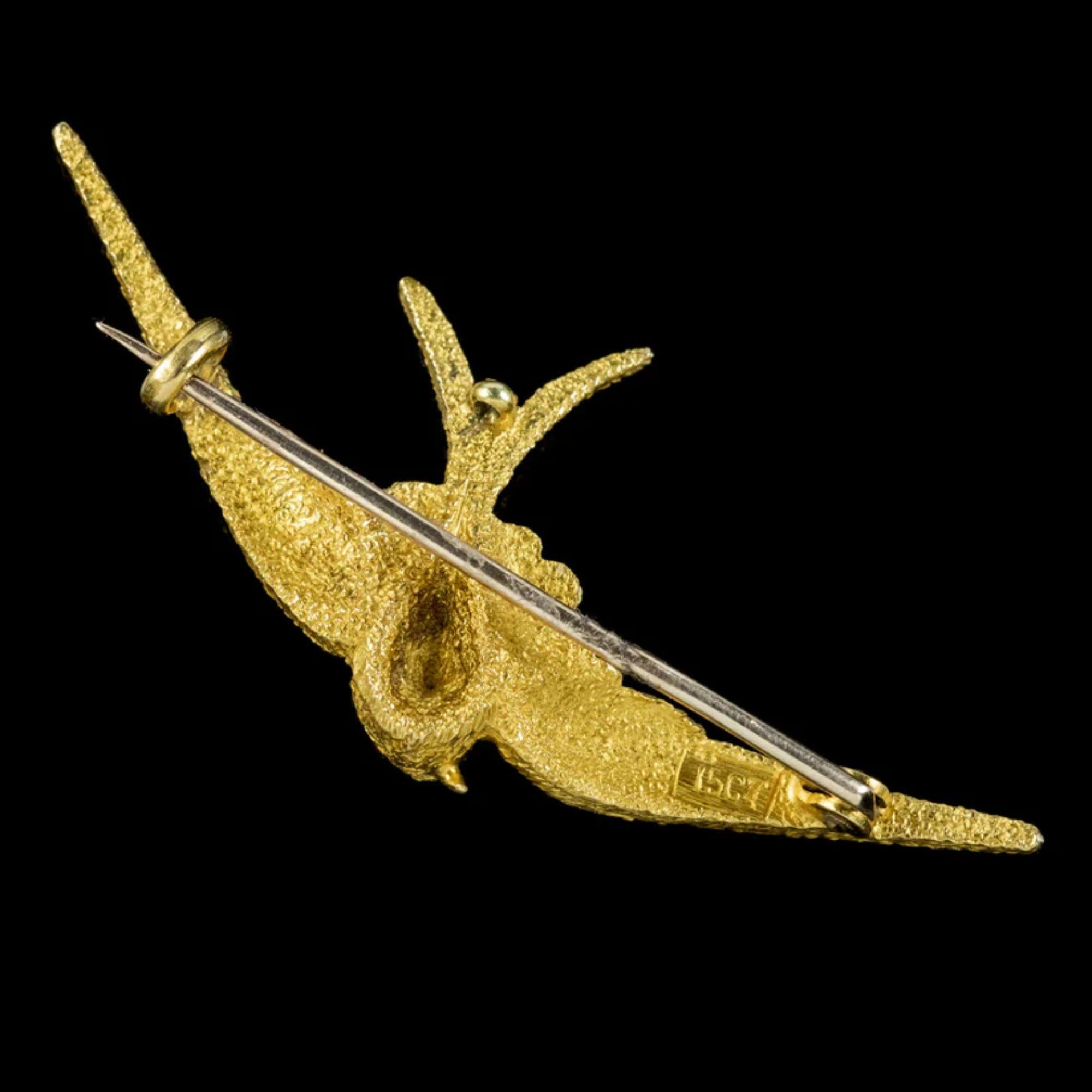 Antique Victorian Swallow Brooch in 15 Carat Gold, circa 1880 In Good Condition For Sale In Kendal, GB