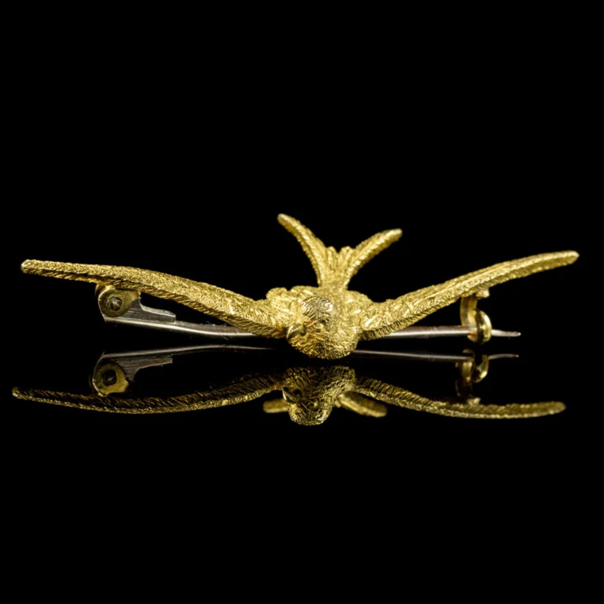 Broche hirondelle victorienne ancienne en or 15 carats, vers 1880 Bon état - En vente à Kendal, GB