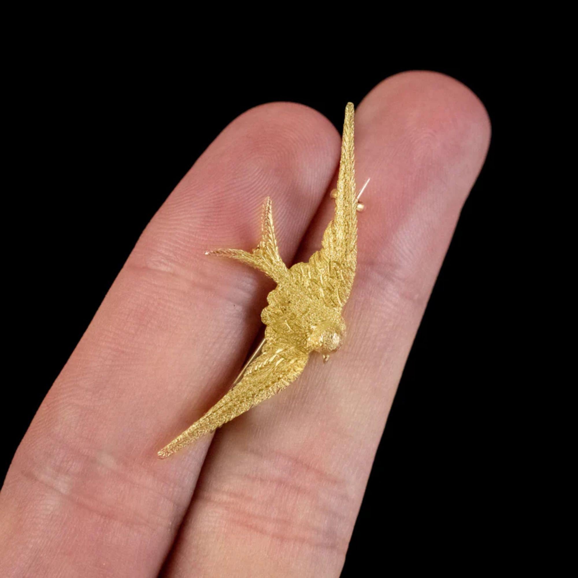 Antique Victorian Swallow Brooch in 15 Carat Gold, circa 1880 For Sale 3