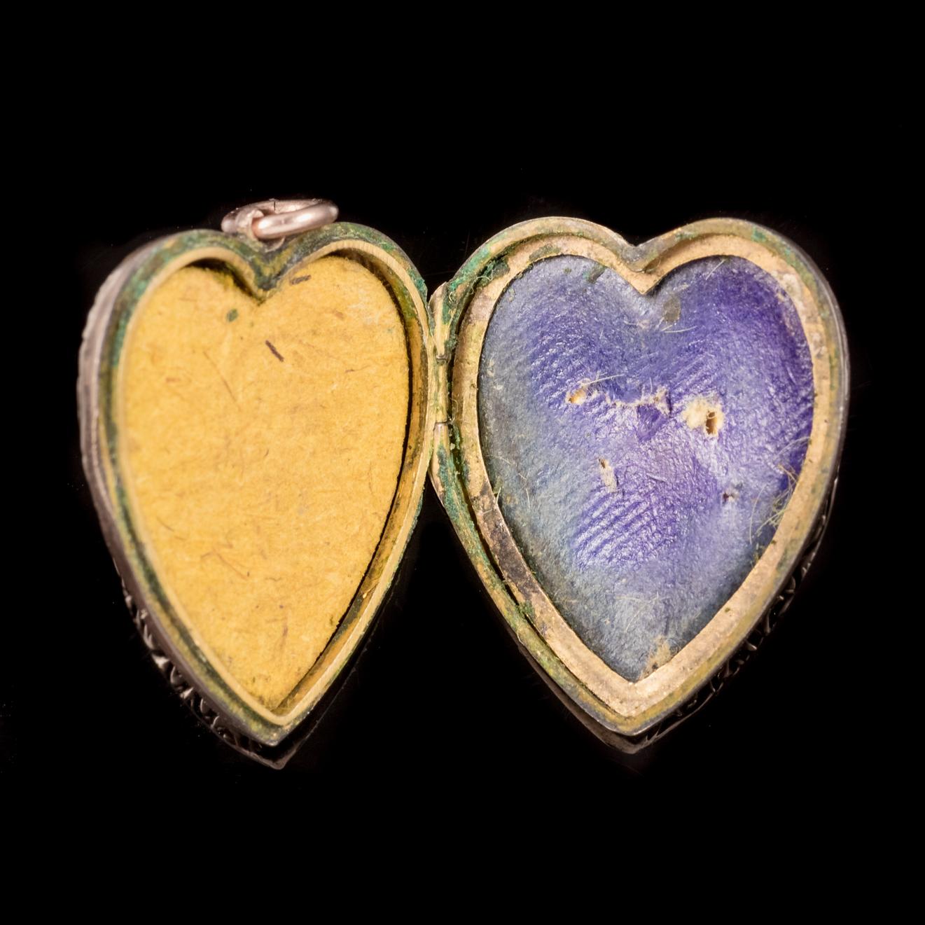 Antique Victorian Swallow Heart Locket 9 Carat Back and Front, circa 1900 In Good Condition In Lancaster, Lancashire
