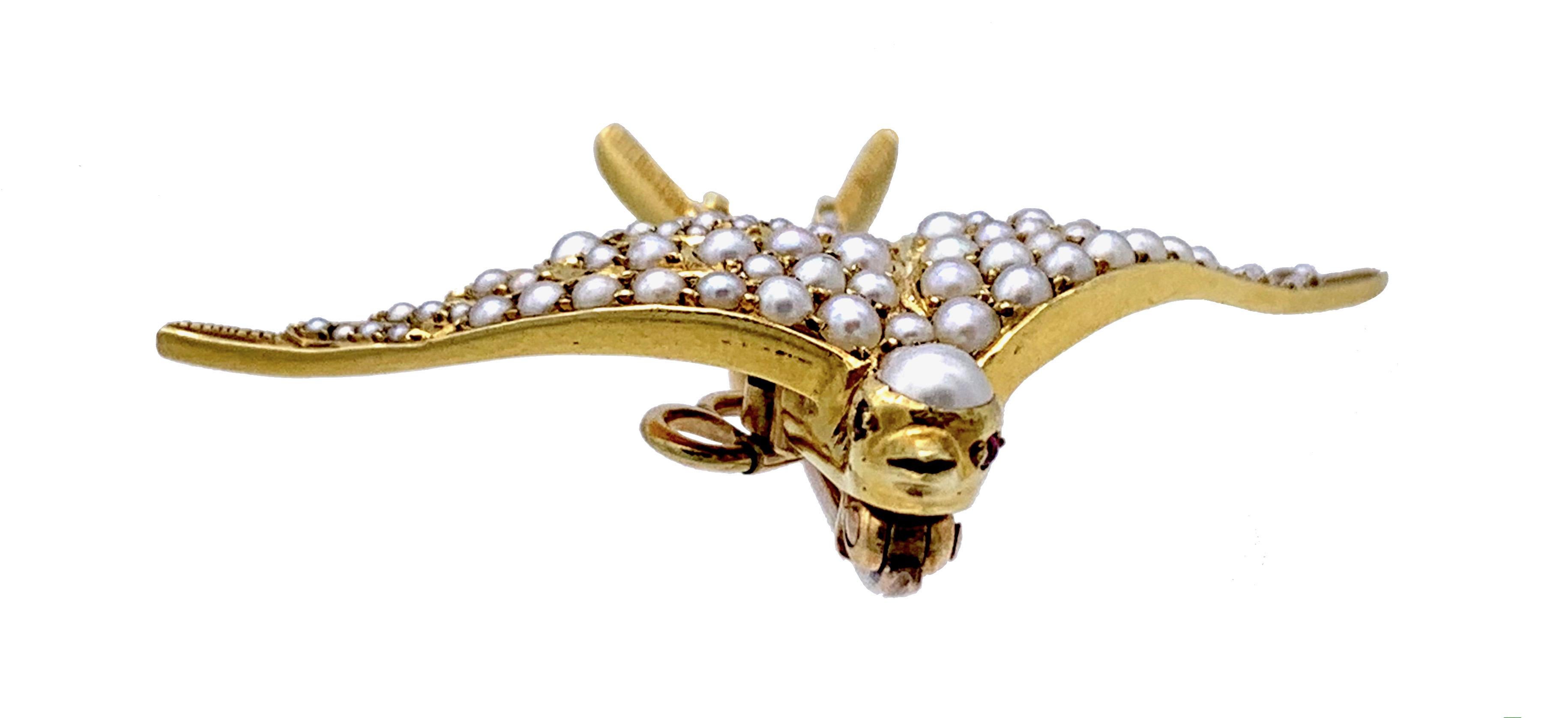 Antique Victorian Swallow in Flight Bird Oriental Pearls 14 Karat Gold Brooch In Good Condition For Sale In Munich, Bavaria