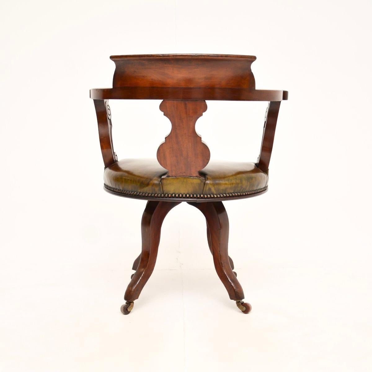 Milieu du XIXe siècle Ancienne chaise de bureau victorienne pivotante en vente