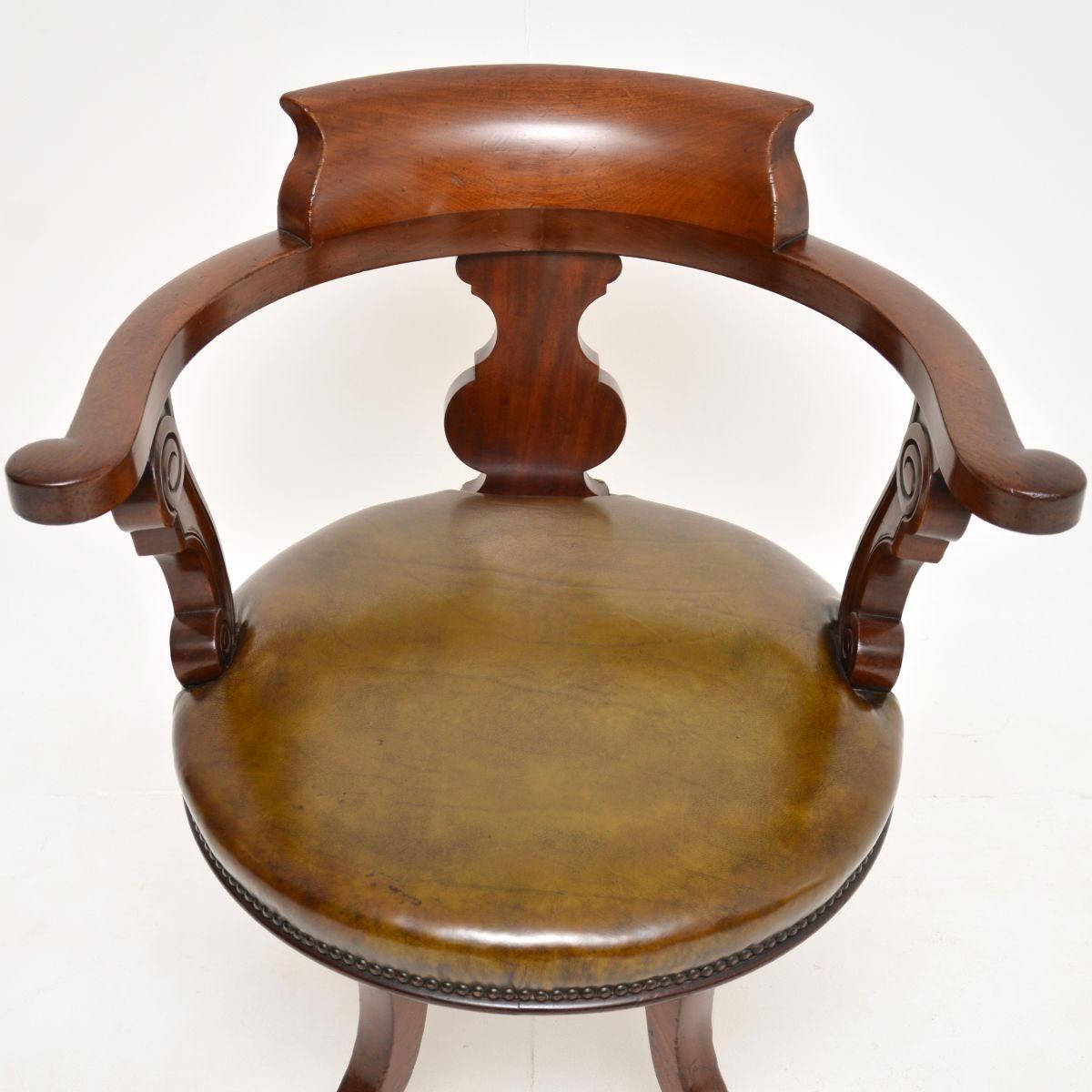 Cuir Ancienne chaise de bureau victorienne pivotante en vente