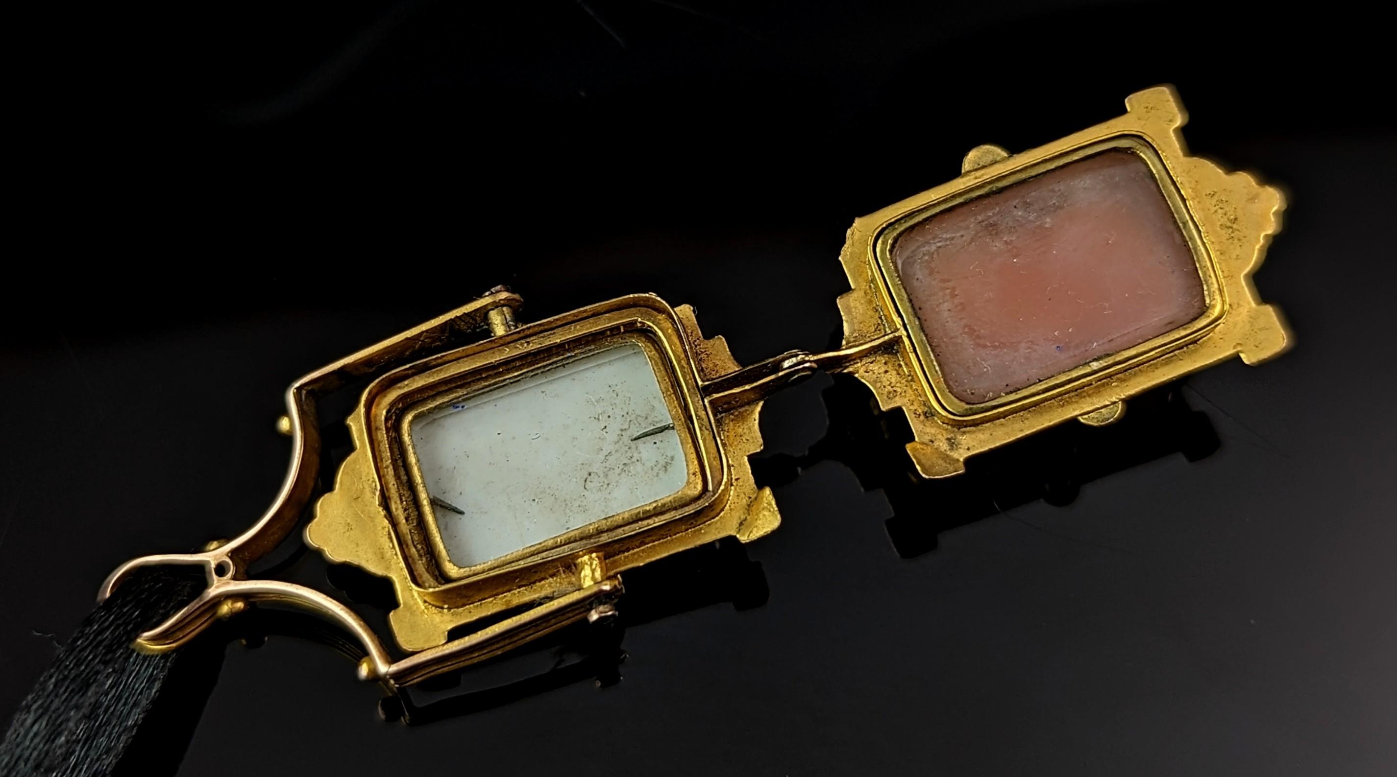 Pendentif médaillon pivotant victorien ancien, or 9 carats, onyx J et camée  Unisexe en vente