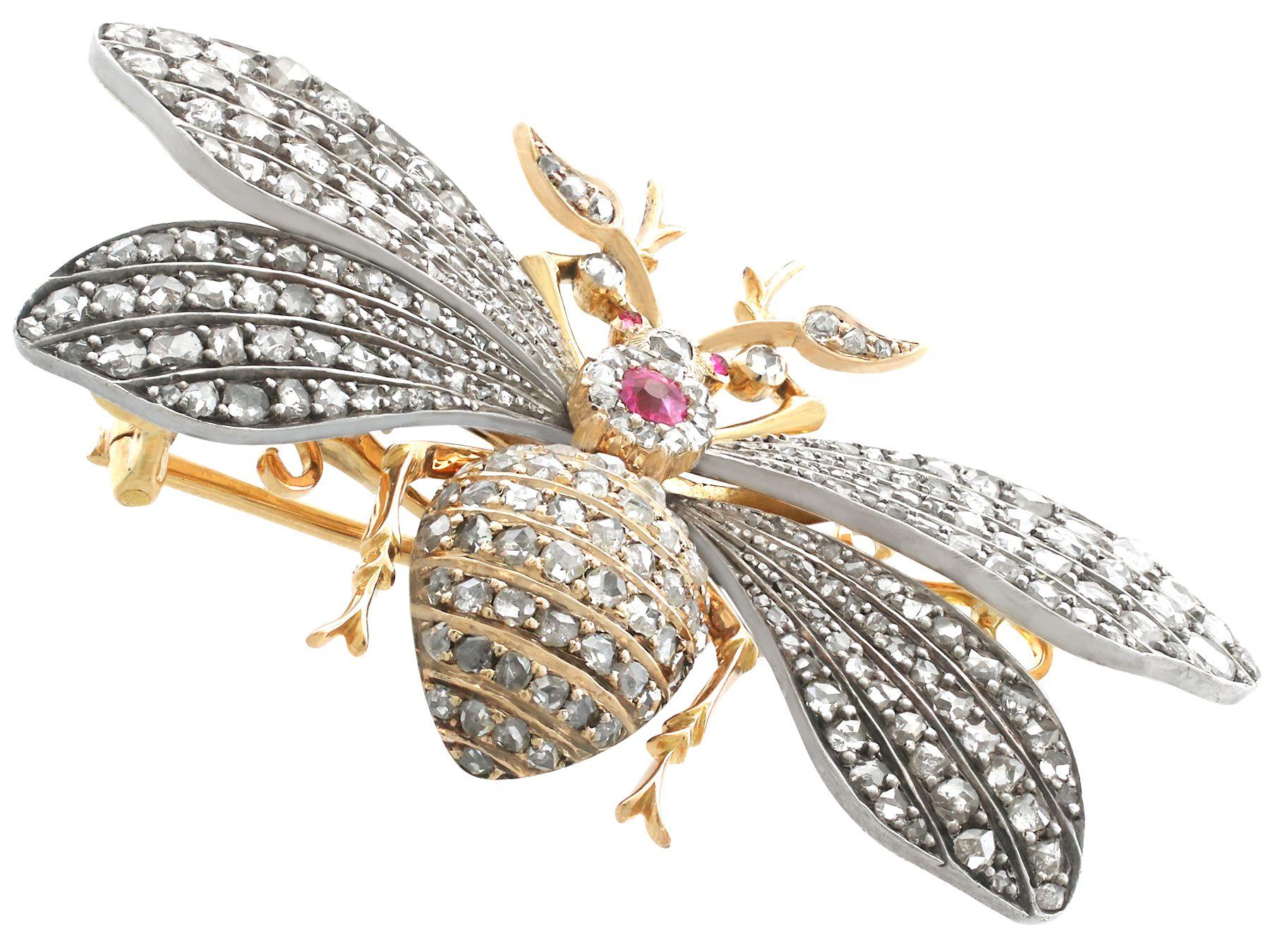 Une broche en forme d'insecte ailé, en or jaune 15 carats, sertie d'argent, avec un diamant de 3,11 carats et un rubis synthétique. Elle fait partie de nos collections de bijoux anciens.

Cette superbe broche ancienne a été réalisée en or jaune 15k