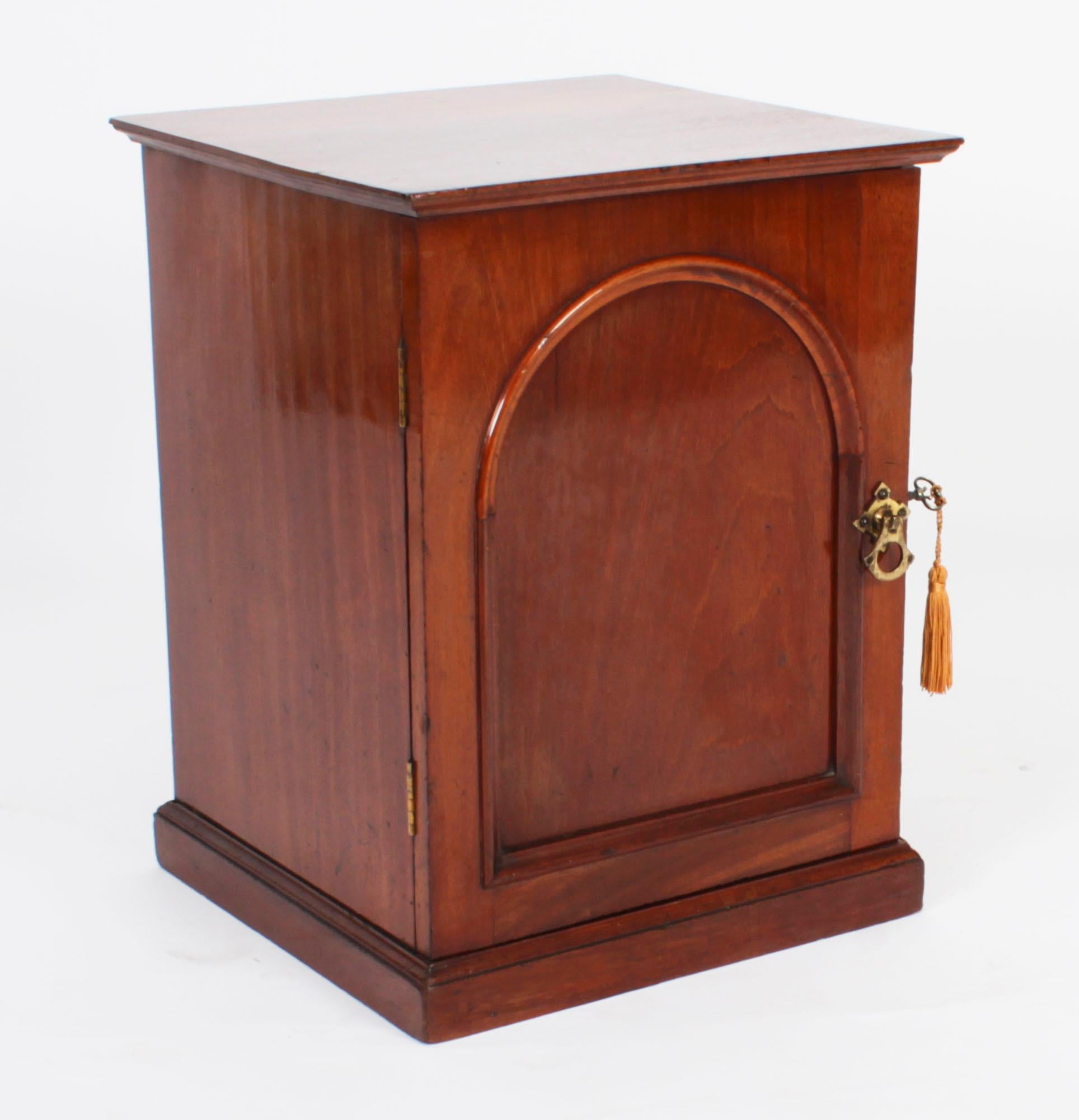 Antique armoire de table victorienne pour collectionneurs de bijoux 19ème siècle en vente 9